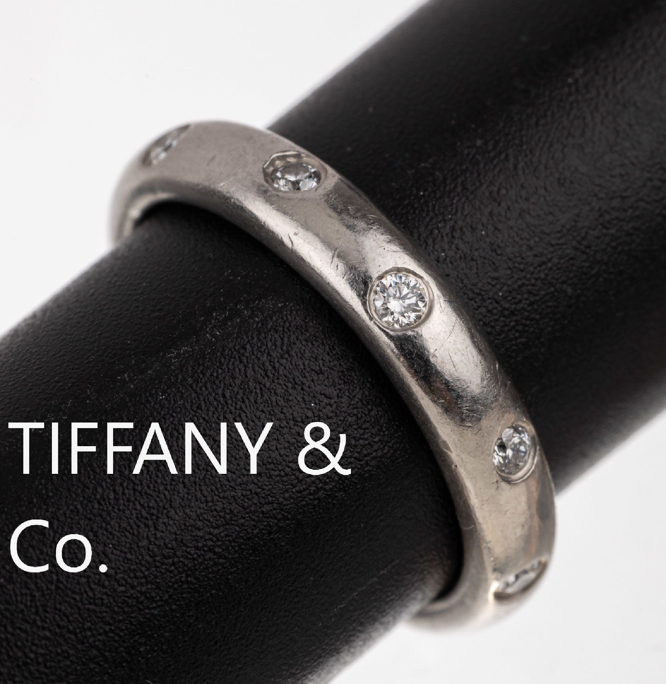 Platin TIFFANY & CO Ring, 950er Platin, sign., umlaufend mit Brillanten zus. ca. 0.30 ct feines Weiß-Weiß/lr-vs, innen mit persönlicher ...