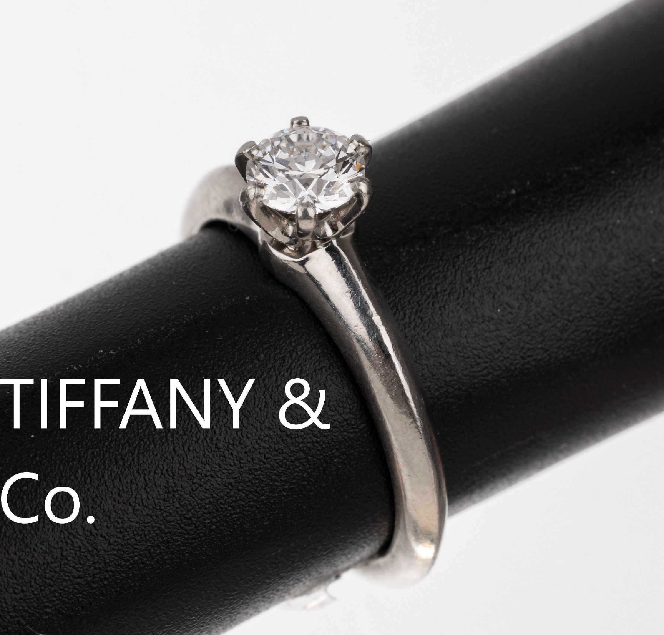 Platin TIFFANY & CO. Brillant-Ring, Platin 950/000, Brillant ca. 0.53 ct (grav.) Weiß/vs,sign. und num., RW 53, total ca. 5.9 g