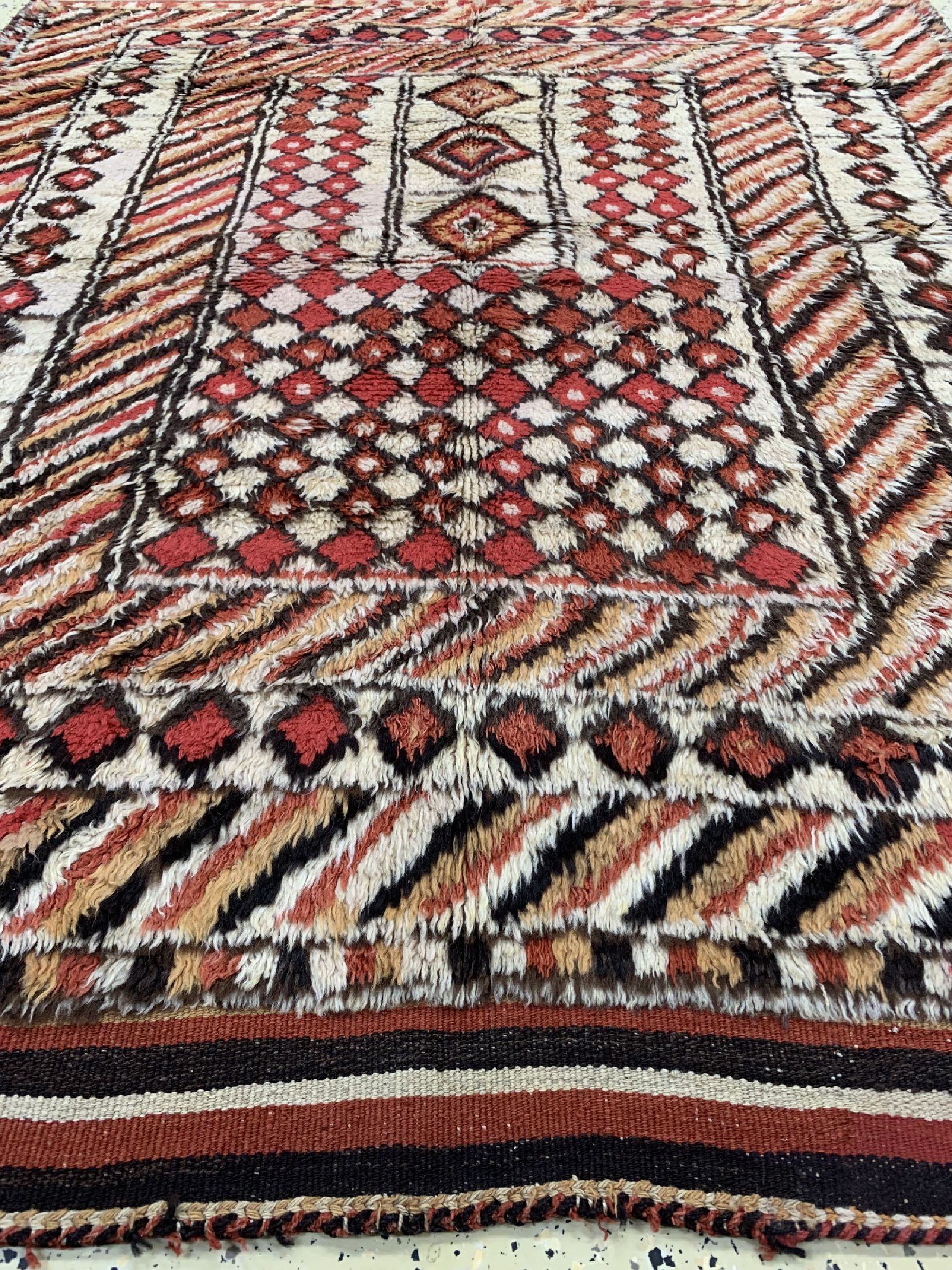 Detail d: Hirtenteppich, Türkei, um 1920/1930, Wolle auf Wolle, ca. 196 x 160 cm, EHZ: 3(kleine Löcher).
