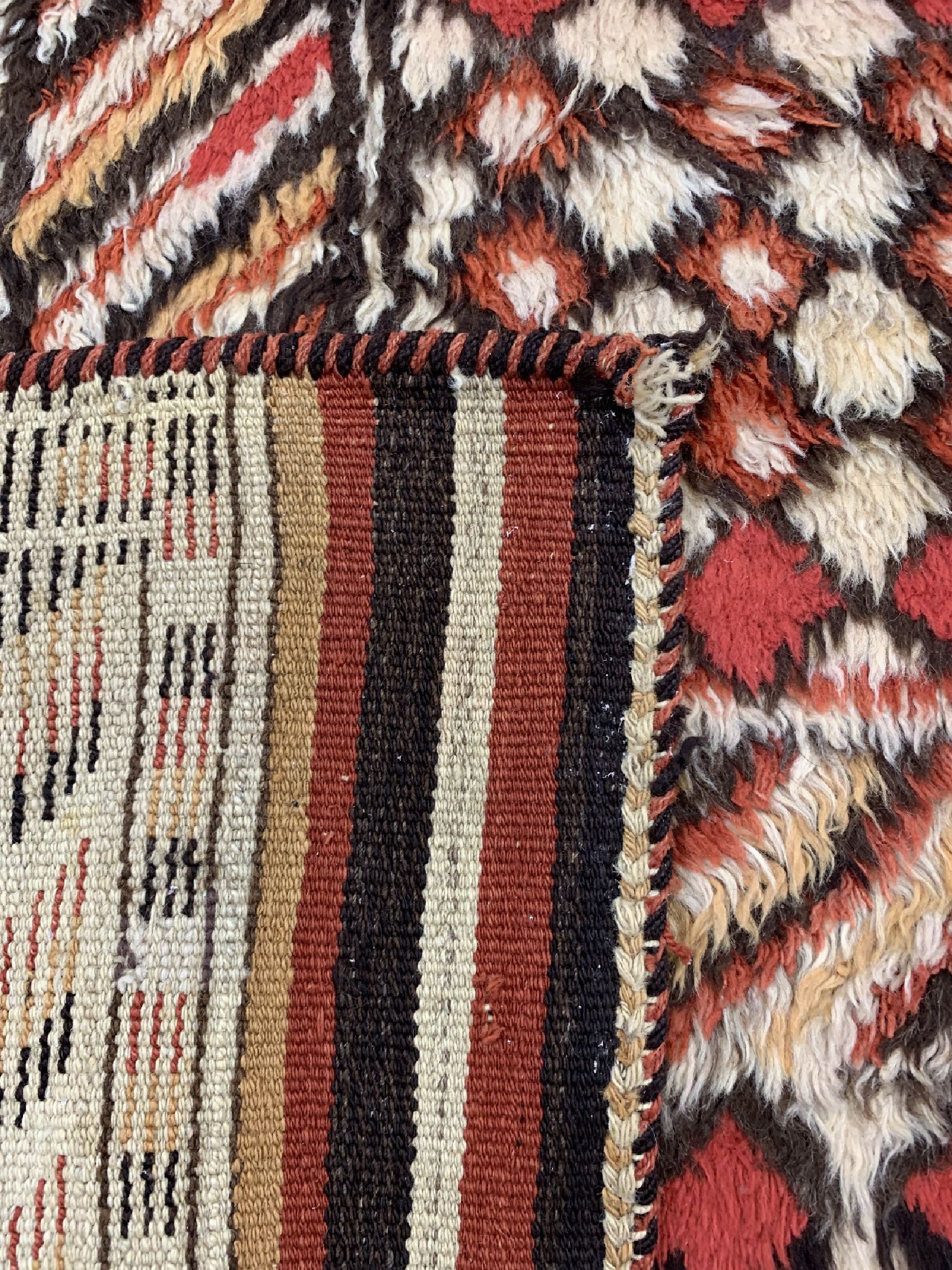 Detail e: Hirtenteppich, Türkei, um 1920/1930, Wolle auf Wolle, ca. 196 x 160 cm, EHZ: 3(kleine Löcher).