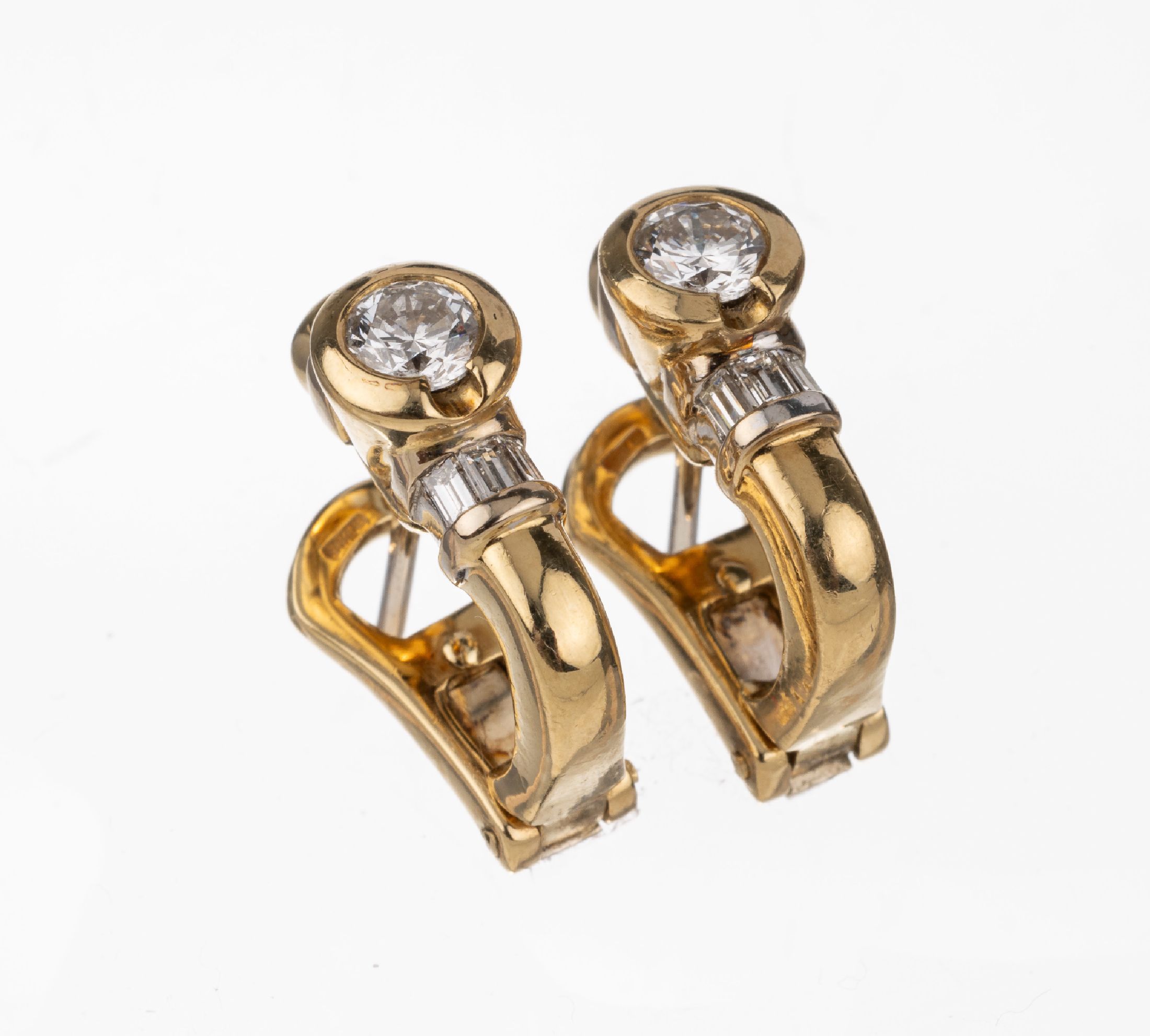 Paar 18 kt Gold Diamant-Ohrstecker, GG 750/000, 2 Brillanten zus. ca. 0.60 ct feines Weiß-Weiß/si, 6 Diamant-Baguettes zus. ca. 0.24 ct feines ...