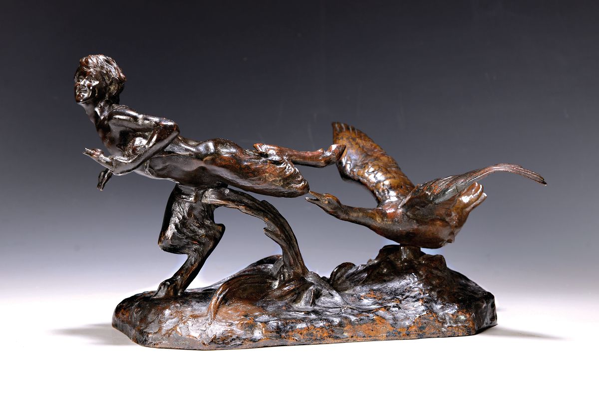 Bronzeskulptur von Viktor Heinrich Seifert (1870-1953), Der Faun als Gänsedieb, vollplastische Ausführung eines Fauns mit zwei Gänseküken unter ...