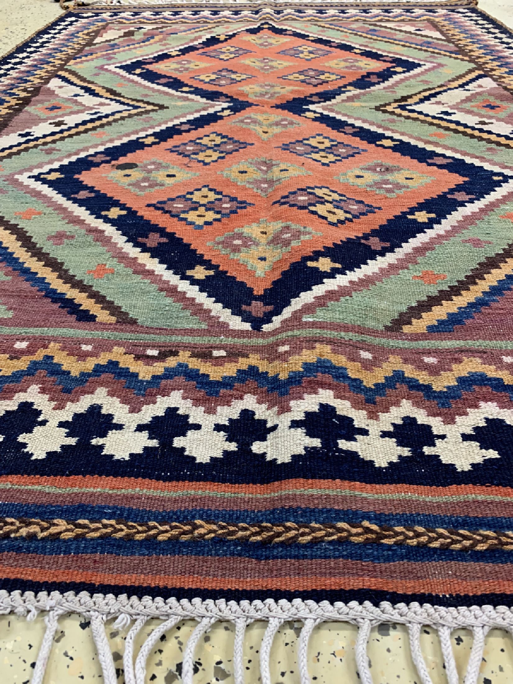 Detail c: Shahsawan Kelim, Persien, um 1950, Wolle auf Baumwolle, ca. 182 x 124 cm, EHZ: 2(kleiner Fleck)