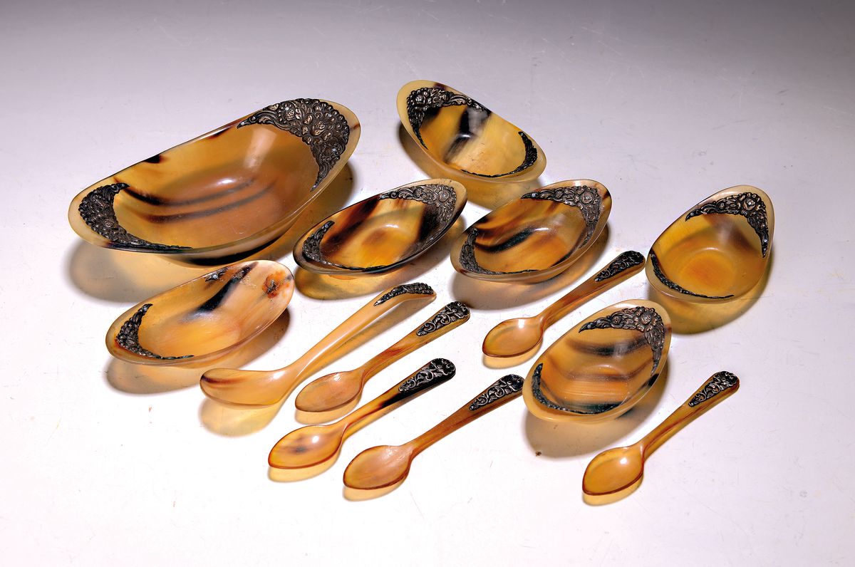 Schalen- und Löffel-Set, Java, Mitte 20. Jh., Horn geschnitzt mit Silberapplikationen, eine größere (4x17x8.5cm) und 6 kleine Schalen ...