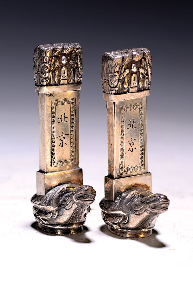 Zwei kleine Silberbehälter Bi Xi, Shanghai, um 1900, Sockel in Form von Schildkröten, abnehmbare Deckel, fein graviert und punziert, H. je ca. 8cm, ...
