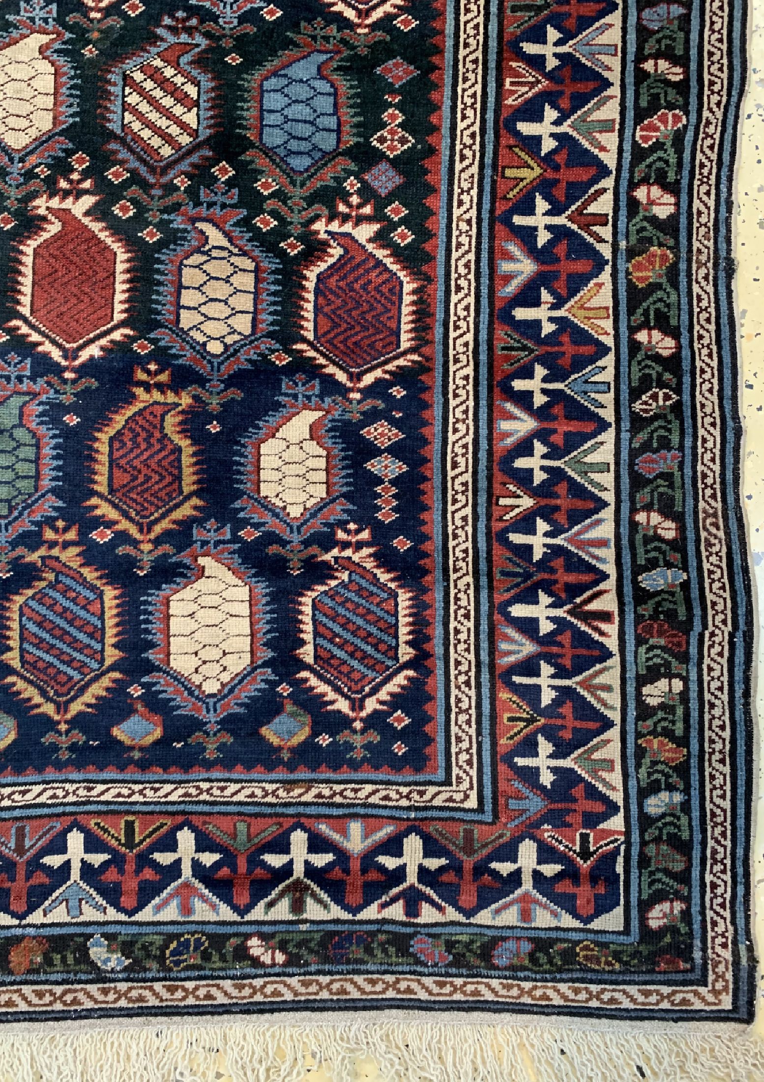 Detail a: Antiker Schirwan fein, Kaukasus, 19.Jhd, Wolle auf Wolle, ca. 295 x 125 cm, EHZ: 3-4