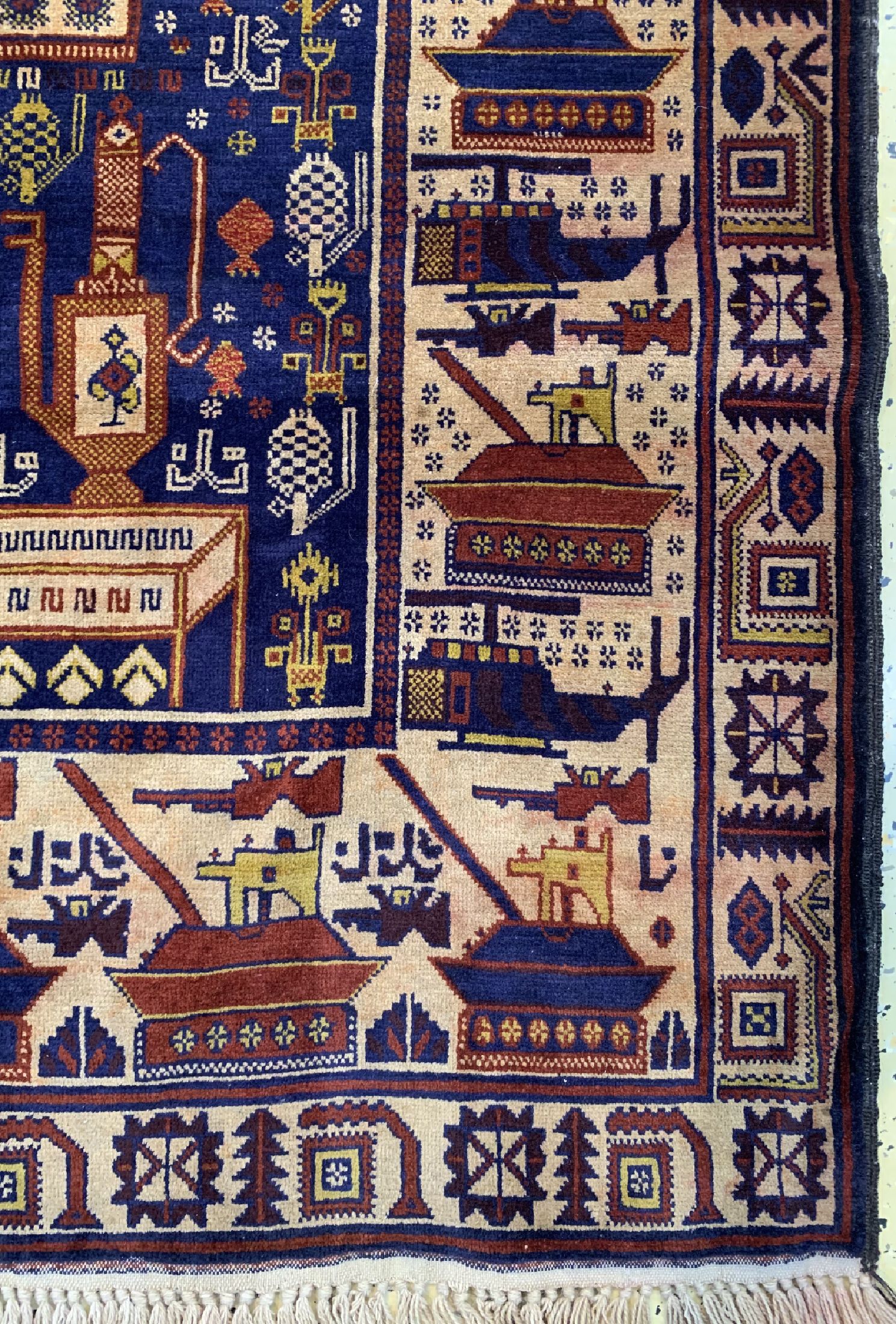 Detail c: Paar "Kriegsteppiche", Afghanistan, ca. 50 Jahre, Wolle auf Wolle, ca. 250 x 128 cm, verfärbt, ca. 73 x 63 cm, Mottenfraß.
