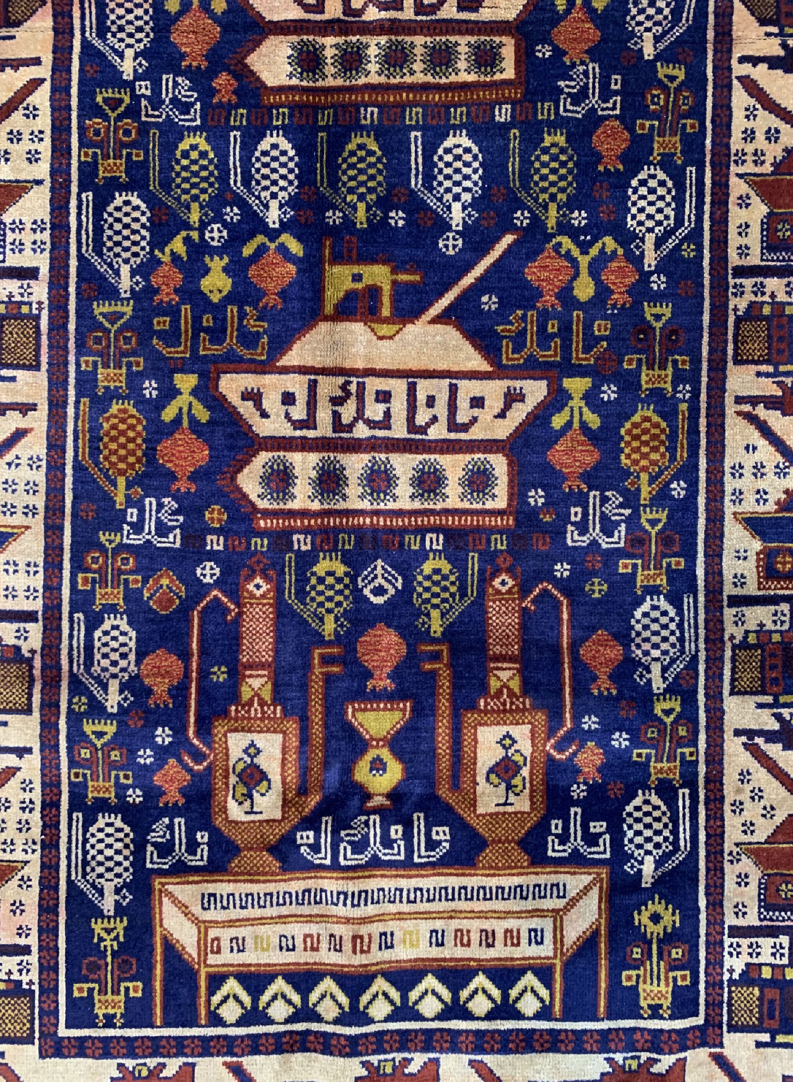 Detail d: Paar "Kriegsteppiche", Afghanistan, ca. 50 Jahre, Wolle auf Wolle, ca. 250 x 128 cm, verfärbt, ca. 73 x 63 cm, Mottenfraß.