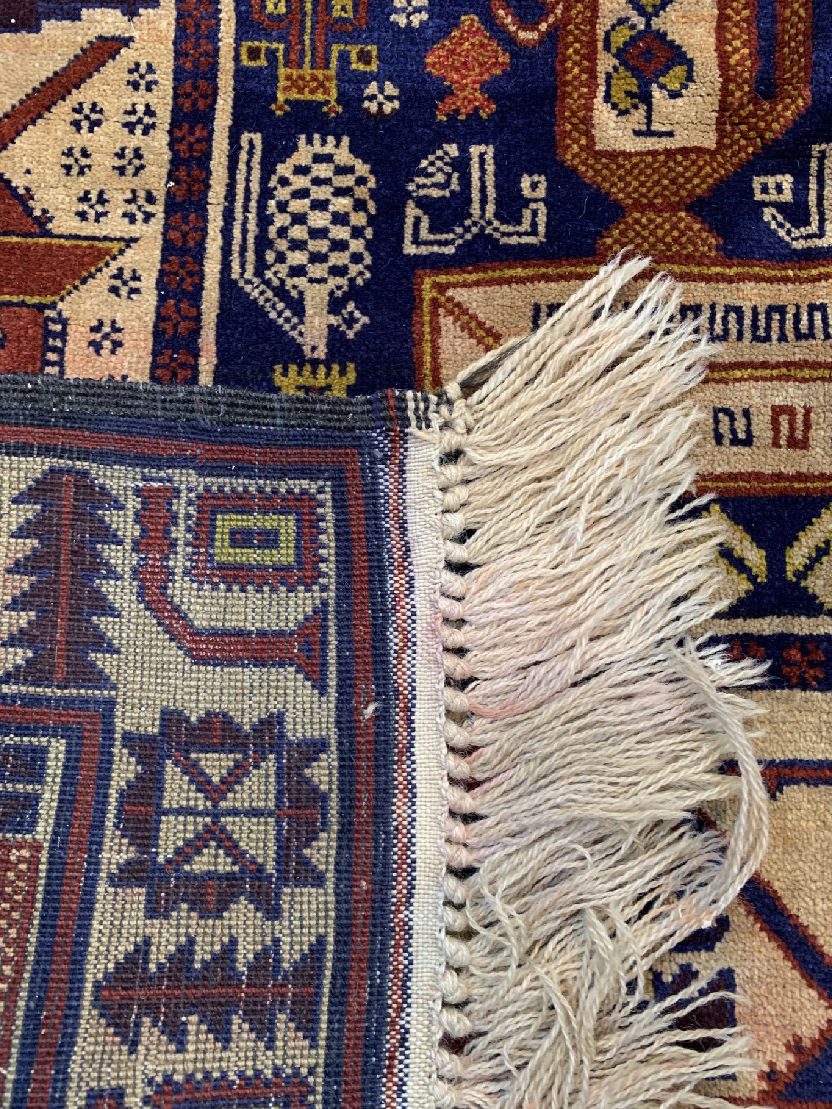 Detail f: Paar "Kriegsteppiche", Afghanistan, ca. 50 Jahre, Wolle auf Wolle, ca. 250 x 128 cm, verfärbt, ca. 73 x 63 cm, Mottenfraß.