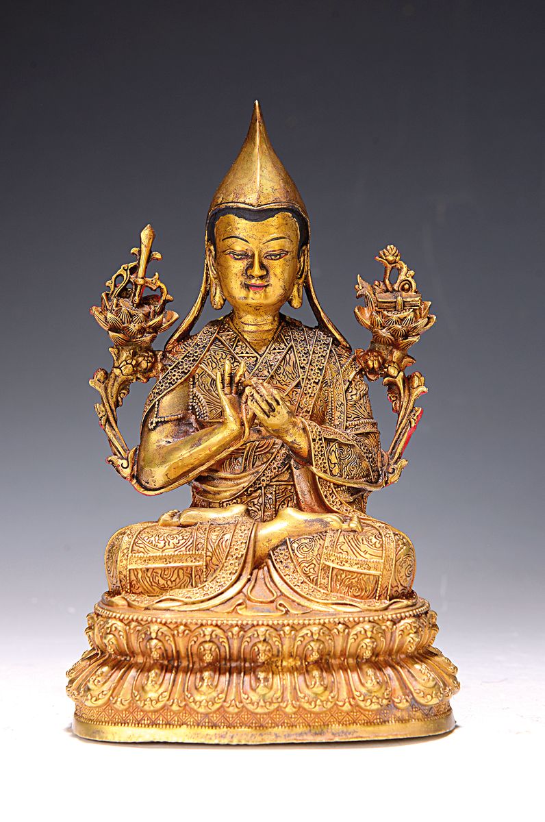 Tsongkapha, Tibet, 20. Jh., Bronze, auf doppeltem Lotussockel, sehr fein gearbeitetes Gewand, teilweise bemalt, guter Zustand, ca. 21 x 13 x 11 cm