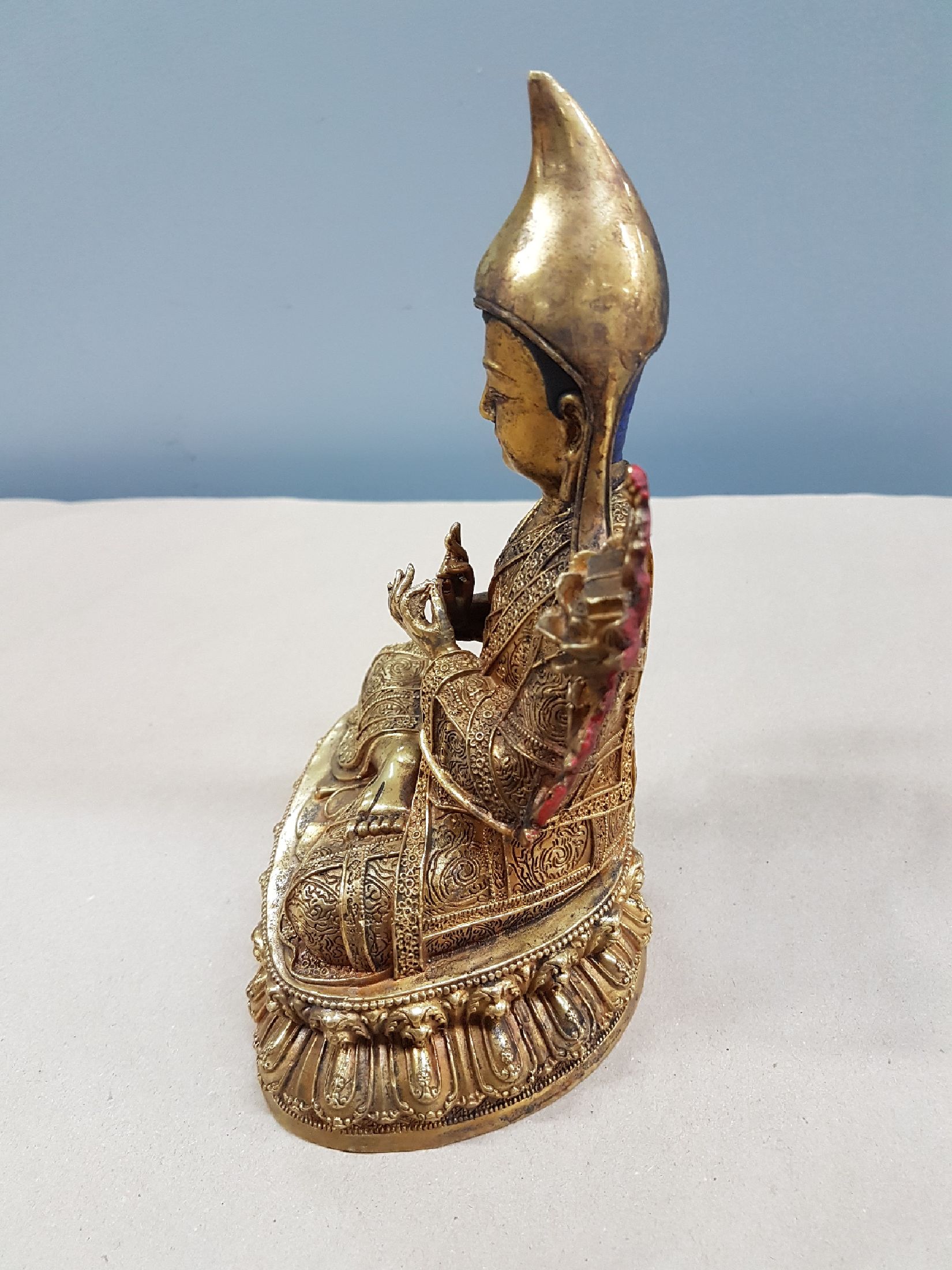 Detail b: Tsongkapha, Tibet, 20. Jh., Bronze, auf doppeltem Lotussockel, sehr fein gearbeitetes Gewand, teilweise bemalt, guter Zustand, ca. 21 x 13 x 11 cm