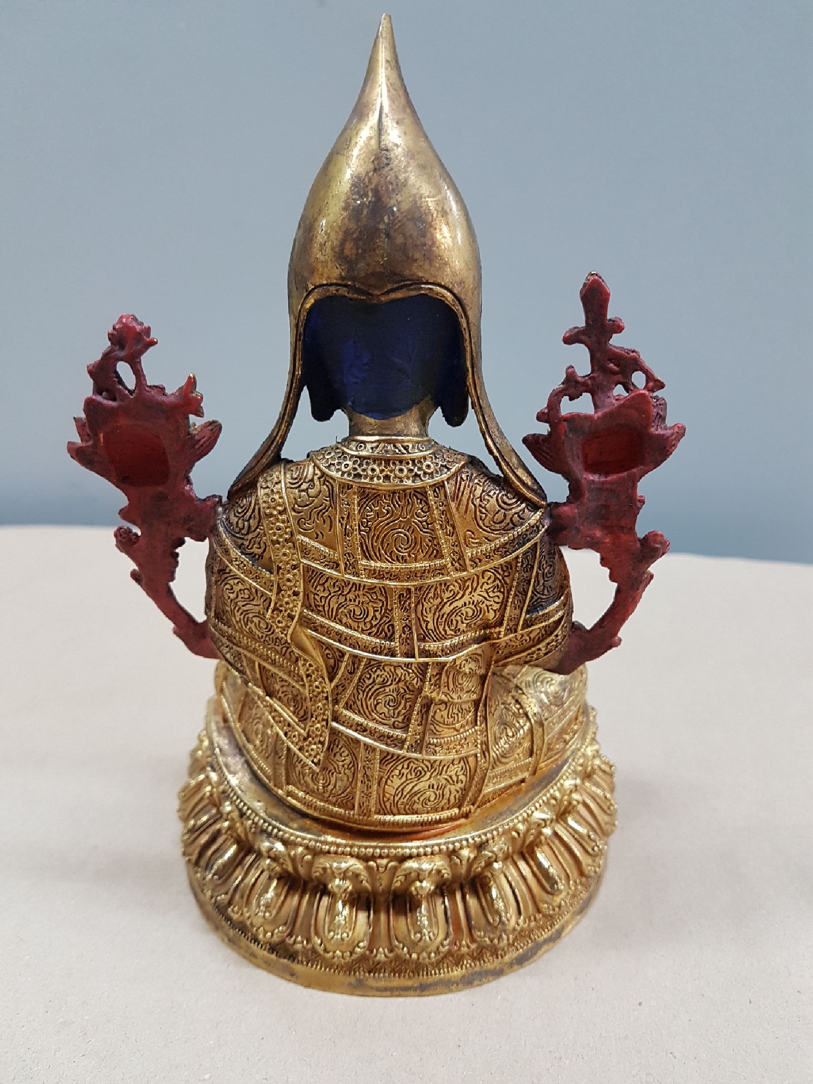 Detail c: Tsongkapha, Tibet, 20. Jh., Bronze, auf doppeltem Lotussockel, sehr fein gearbeitetes Gewand, teilweise bemalt, guter Zustand, ca. 21 x 13 x 11 cm