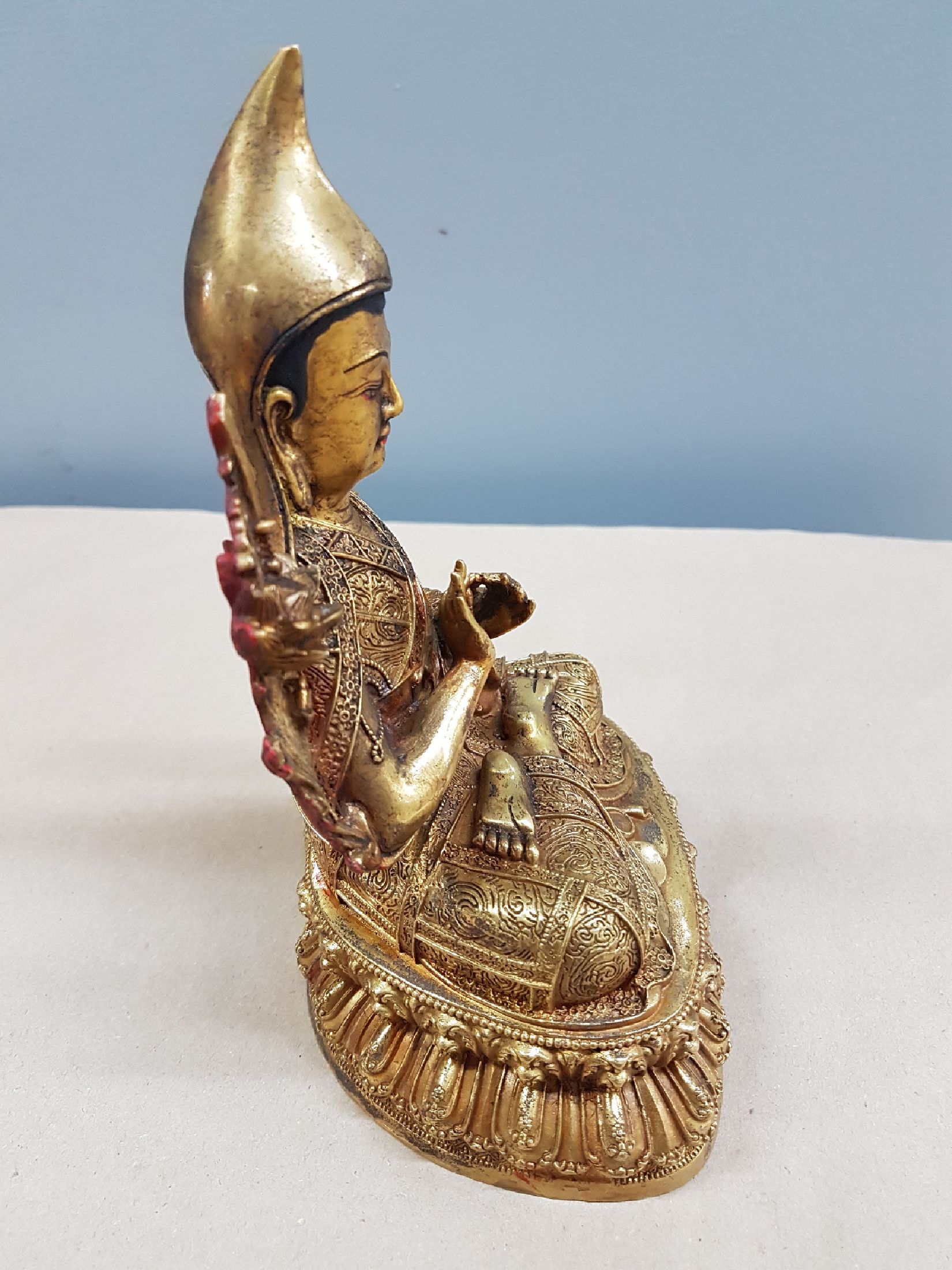 Detail d: Tsongkapha, Tibet, 20. Jh., Bronze, auf doppeltem Lotussockel, sehr fein gearbeitetes Gewand, teilweise bemalt, guter Zustand, ca. 21 x 13 x 11 cm