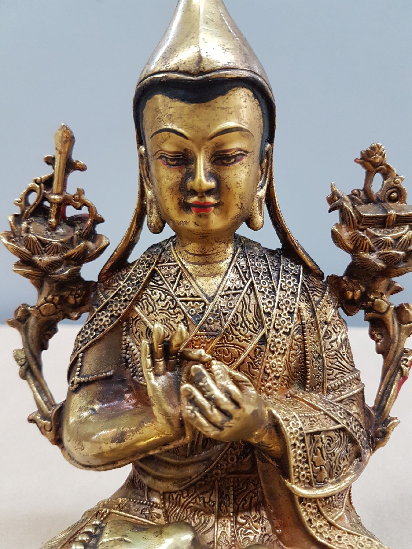 Detail e: Tsongkapha, Tibet, 20. Jh., Bronze, auf doppeltem Lotussockel, sehr fein gearbeitetes Gewand, teilweise bemalt, guter Zustand, ca. 21 x 13 x 11 cm