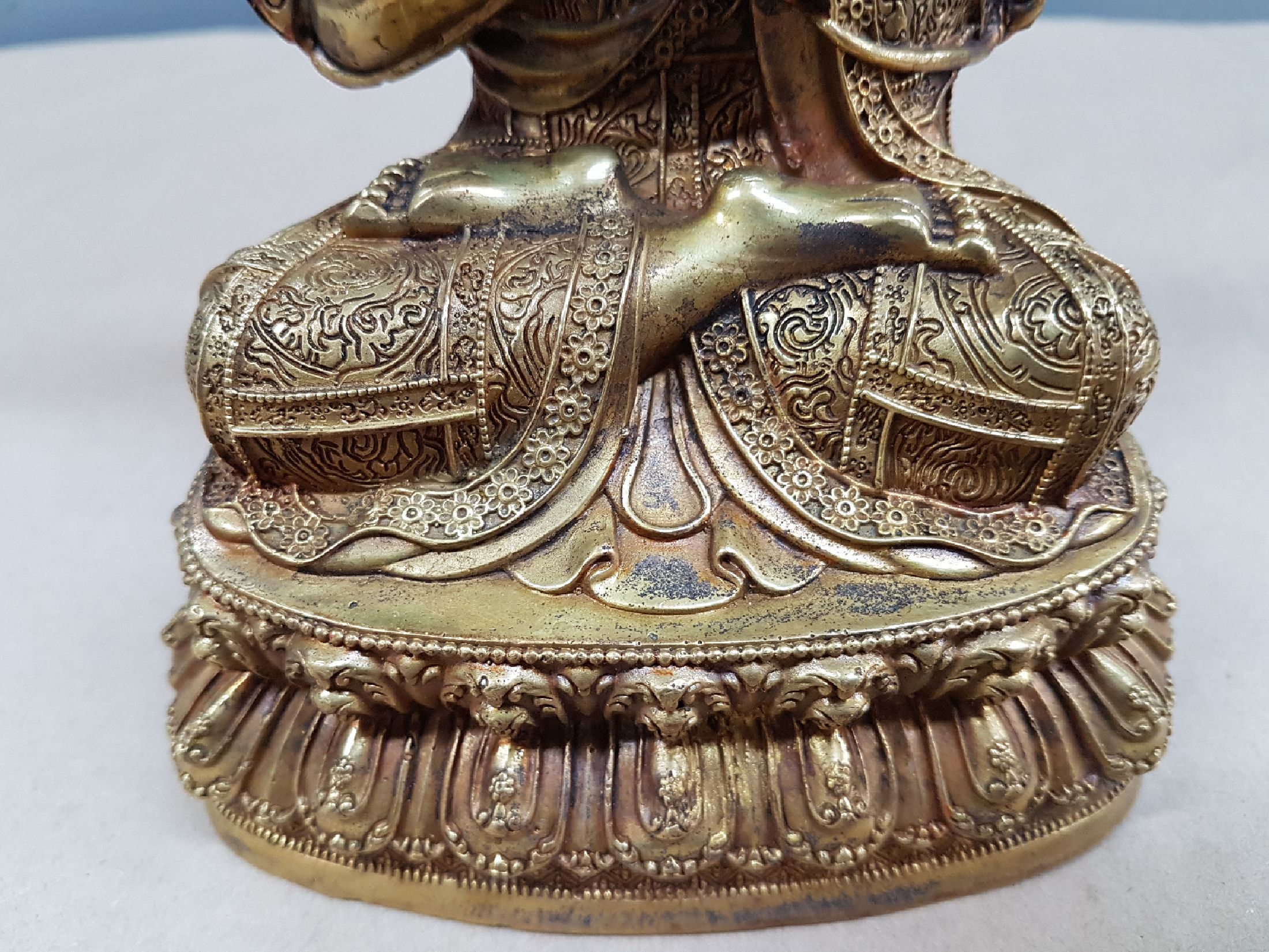 Detail f: Tsongkapha, Tibet, 20. Jh., Bronze, auf doppeltem Lotussockel, sehr fein gearbeitetes Gewand, teilweise bemalt, guter Zustand, ca. 21 x 13 x 11 cm