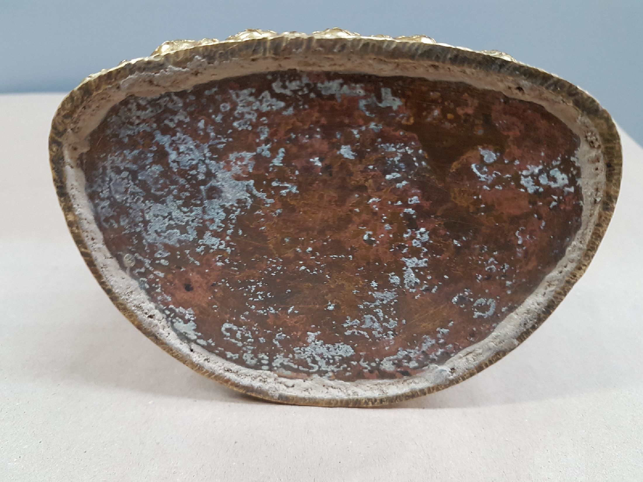 Detail g: Tsongkapha, Tibet, 20. Jh., Bronze, auf doppeltem Lotussockel, sehr fein gearbeitetes Gewand, teilweise bemalt, guter Zustand, ca. 21 x 13 x 11 cm