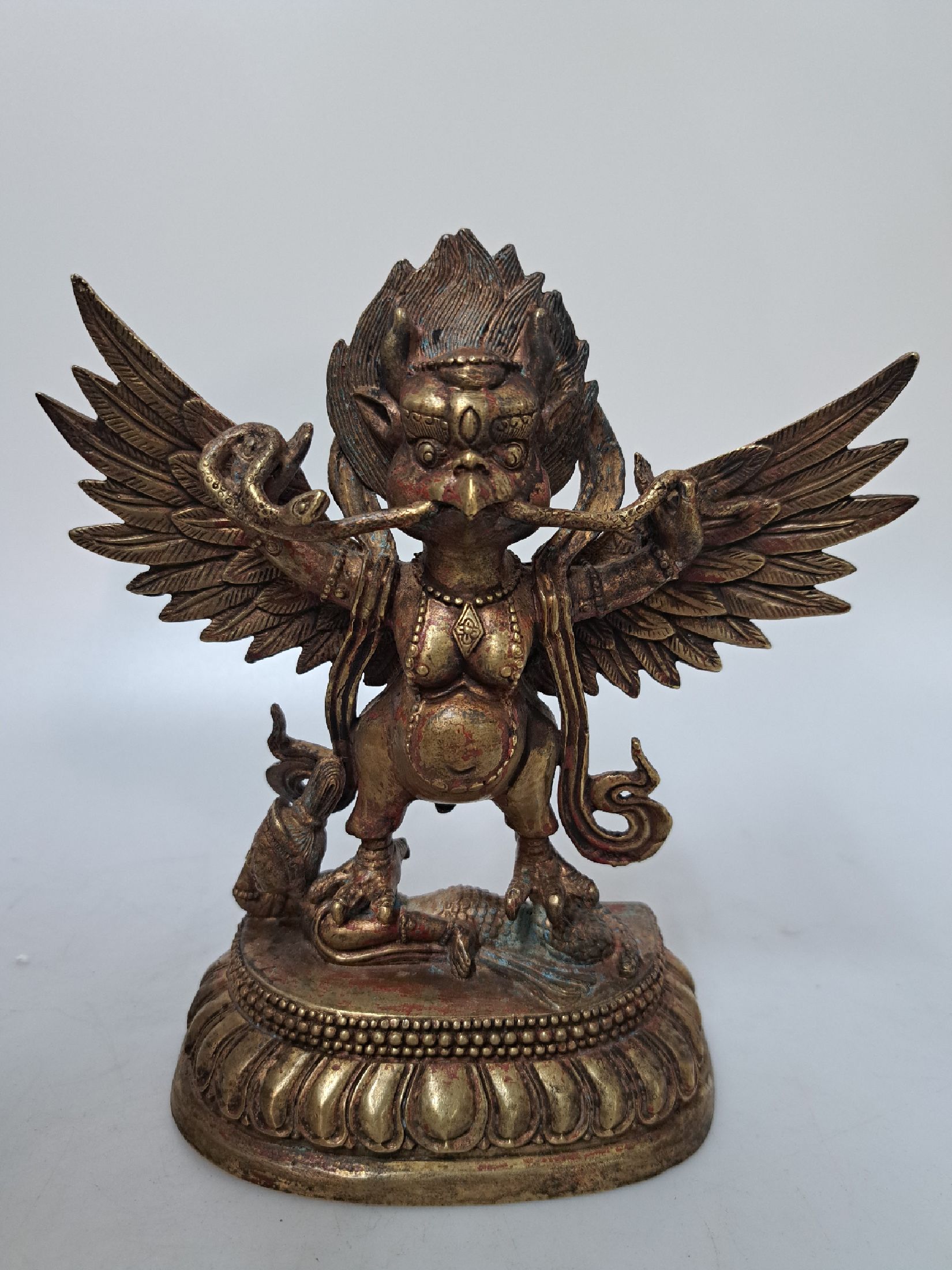 Detail a: Bronzeskulptur, Garuda, Tibet, 20. Jh., Lotussockel, ca. 18 x 16 cm, Reste von ehemaliger Fassung