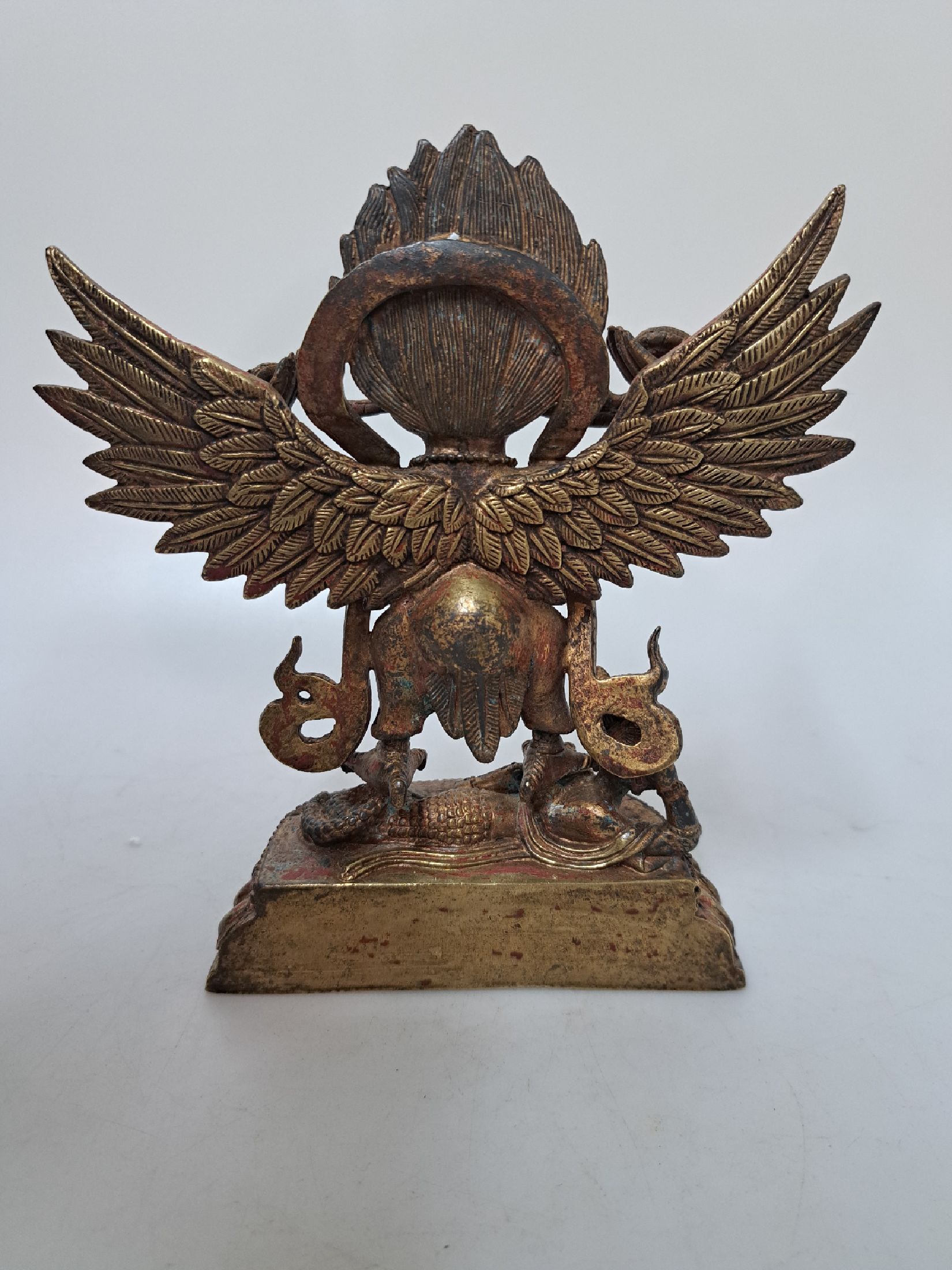 Detail c: Bronzeskulptur, Garuda, Tibet, 20. Jh., Lotussockel, ca. 18 x 16 cm, Reste von ehemaliger Fassung