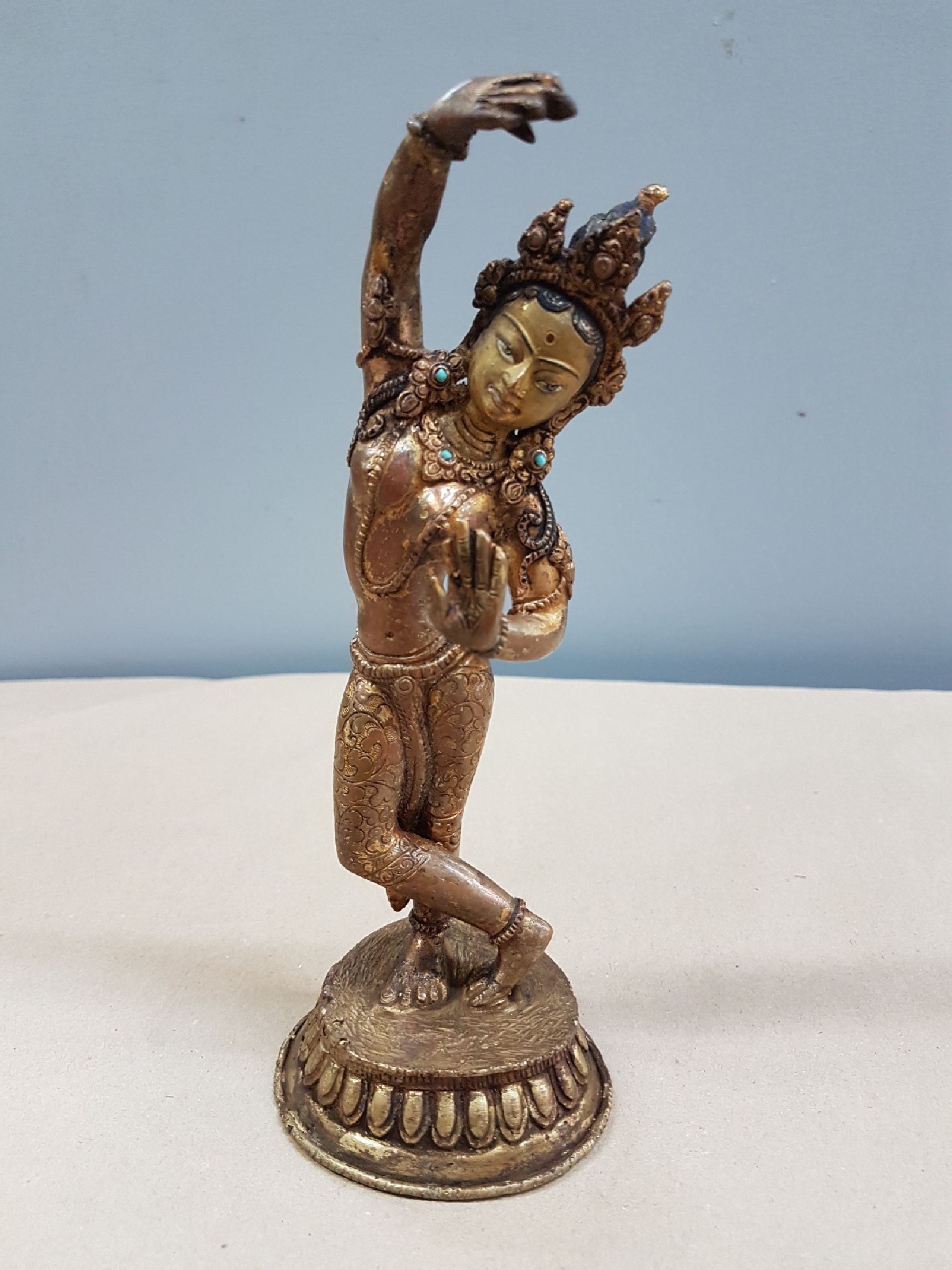 Detail a: Bronzeskulptur, Indien, 20. Jh., tanzende Tara, mit Türkisen besetzt, H.ca. 20 cm