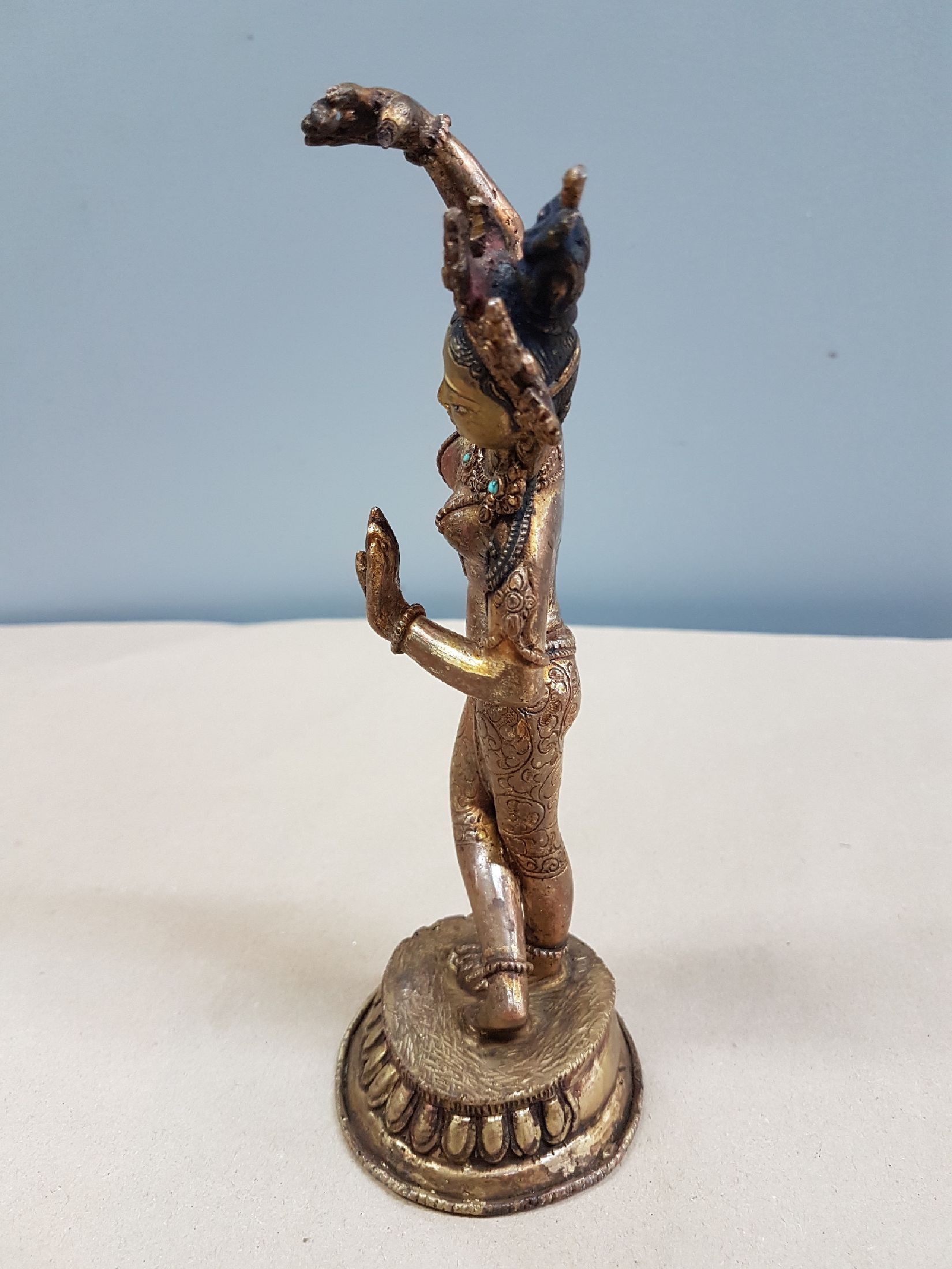 Detail b: Bronzeskulptur, Indien, 20. Jh., tanzende Tara, mit Türkisen besetzt, H.ca. 20 cm