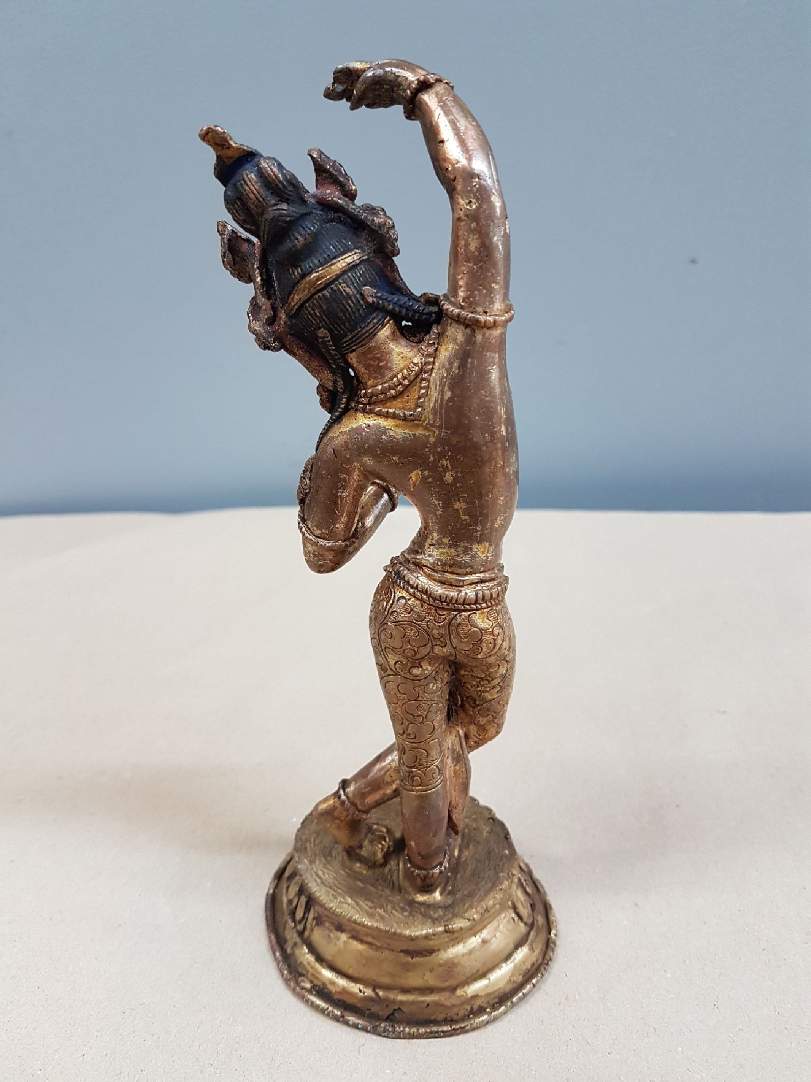 Detail c: Bronzeskulptur, Indien, 20. Jh., tanzende Tara, mit Türkisen besetzt, H.ca. 20 cm