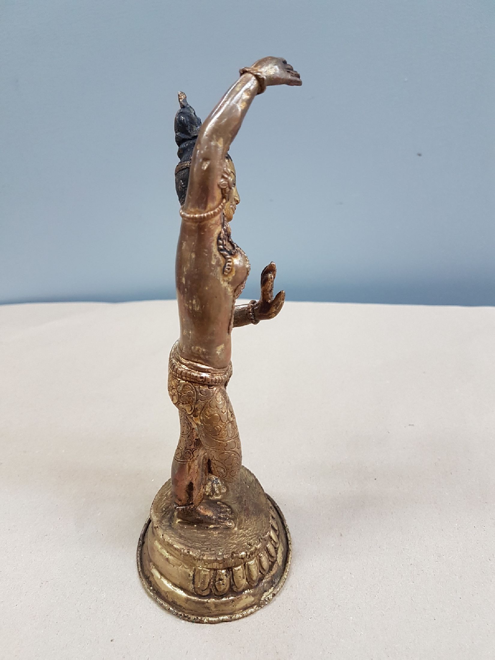 Detail d: Bronzeskulptur, Indien, 20. Jh., tanzende Tara, mit Türkisen besetzt, H.ca. 20 cm
