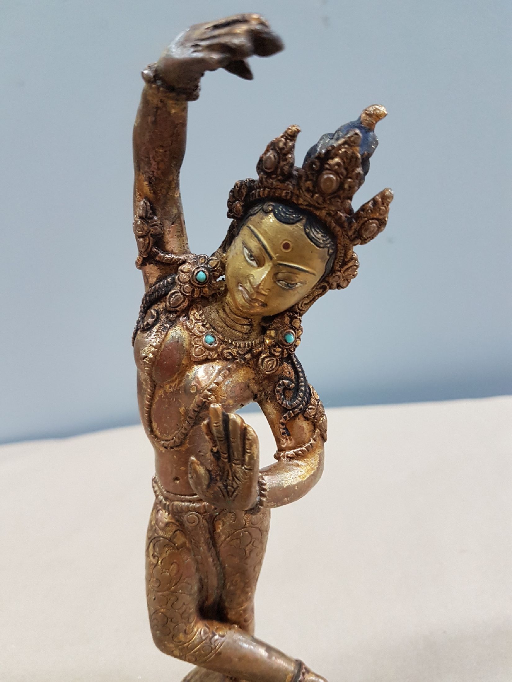 Detail e: Bronzeskulptur, Indien, 20. Jh., tanzende Tara, mit Türkisen besetzt, H.ca. 20 cm