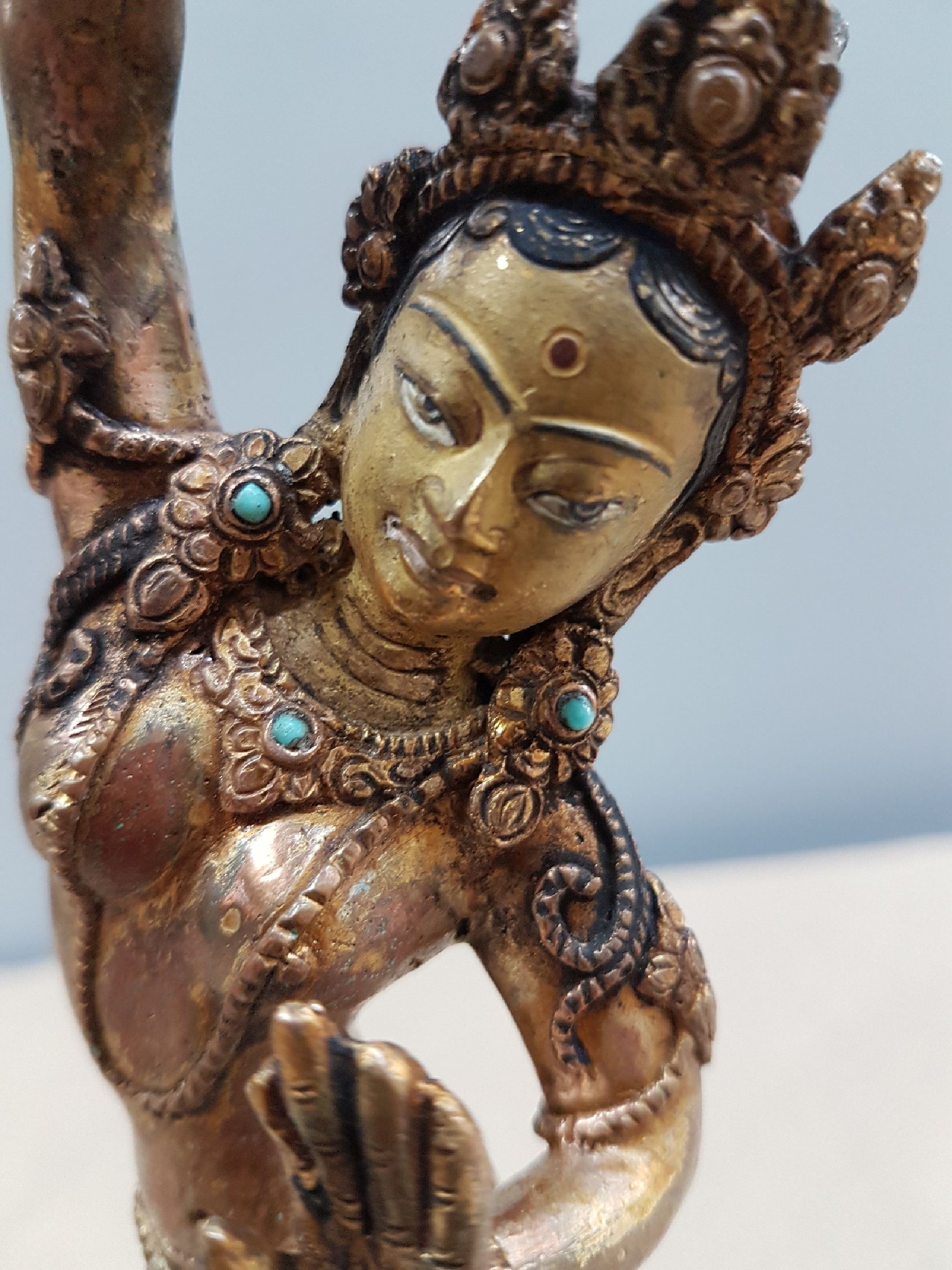Detail f: Bronzeskulptur, Indien, 20. Jh., tanzende Tara, mit Türkisen besetzt, H.ca. 20 cm