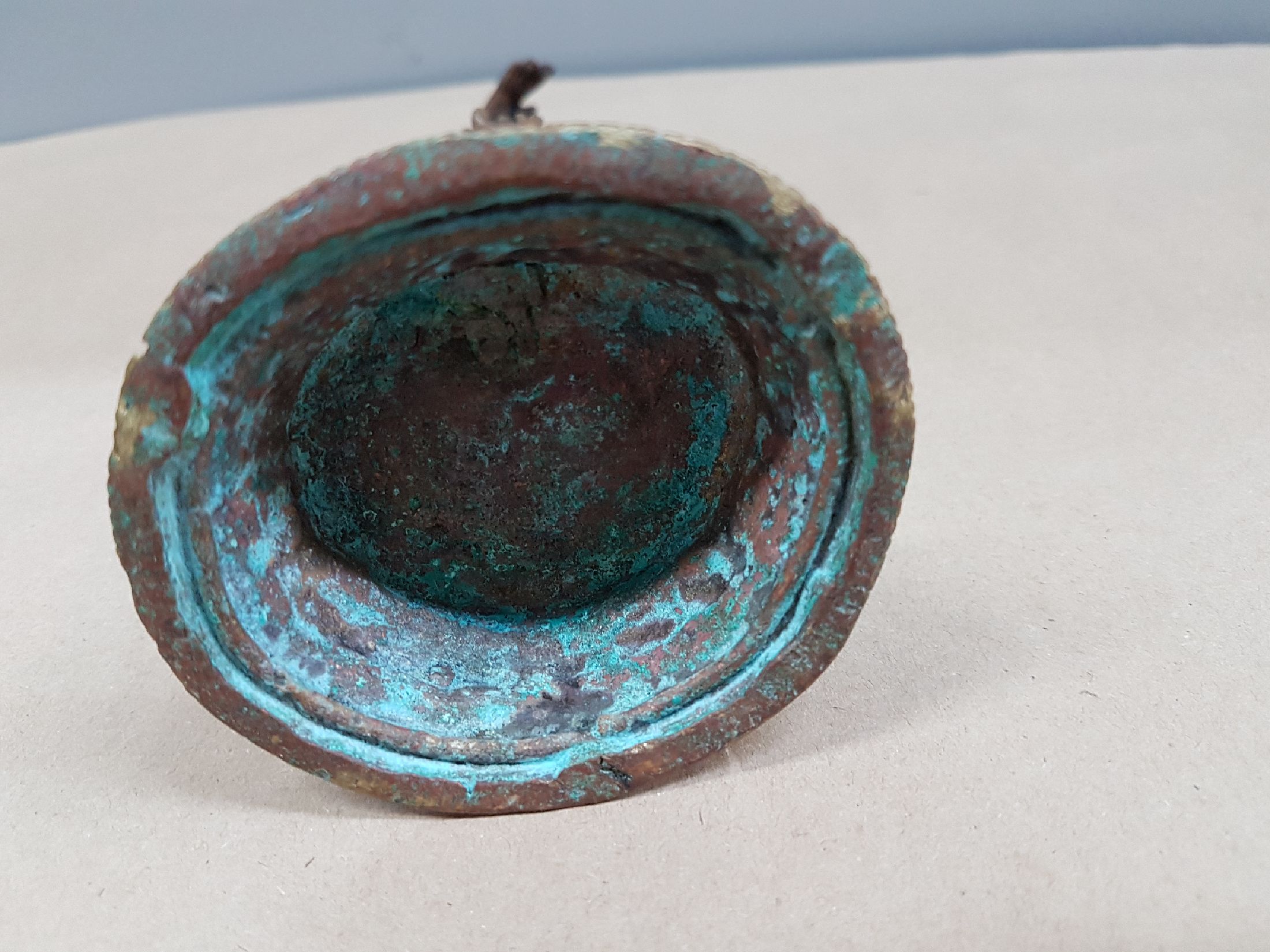 Detail g: Bronzeskulptur, Indien, 20. Jh., tanzende Tara, mit Türkisen besetzt, H.ca. 20 cm