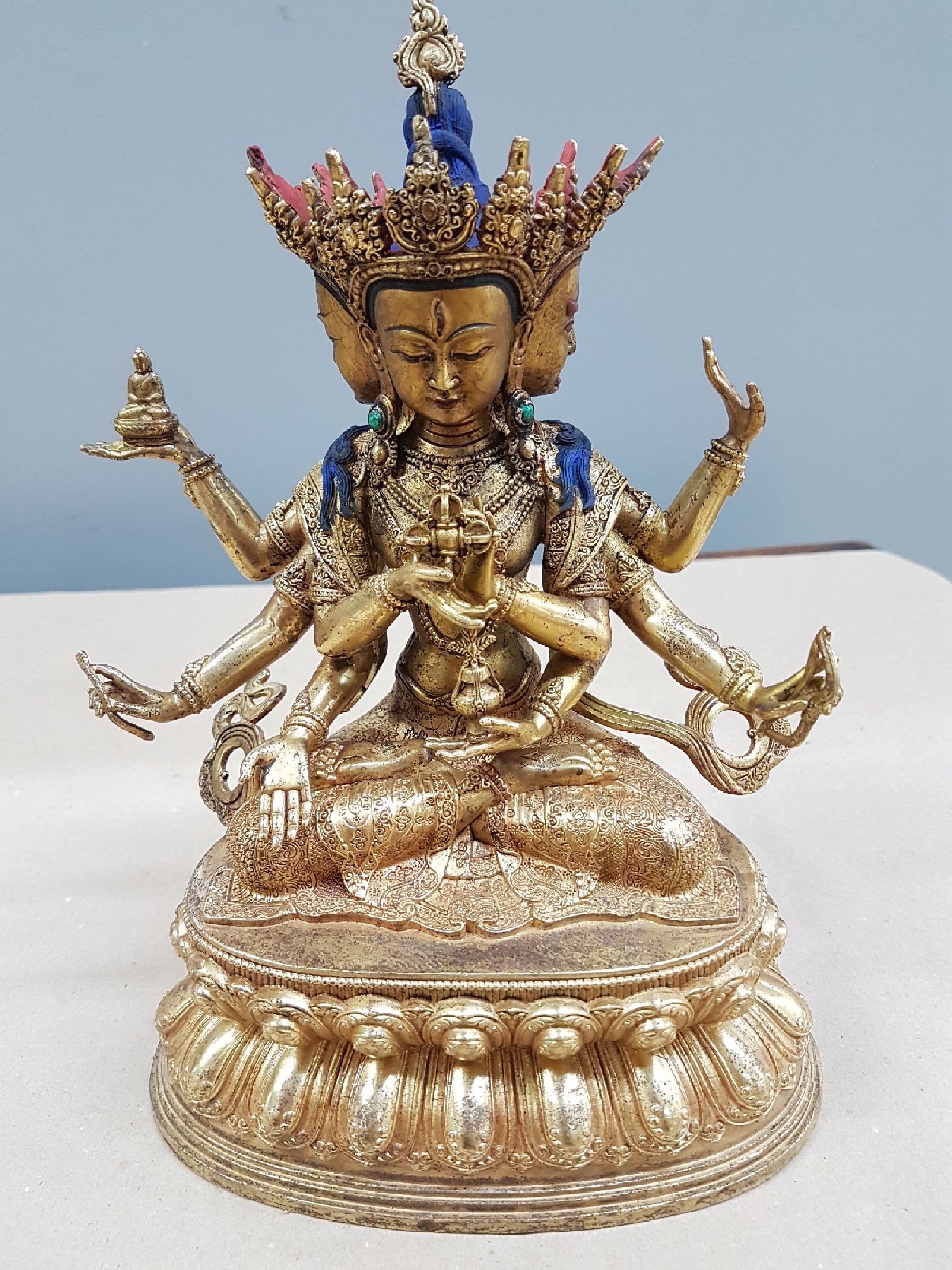 Detail a: Göttin Usnisavijaya Tibet, um 1920, Bronze, sehr feiner Guß, drei Gesichter, acht Arme mit Attributen, mit Kronen, Schmuck und Vergoldung, sehr ...