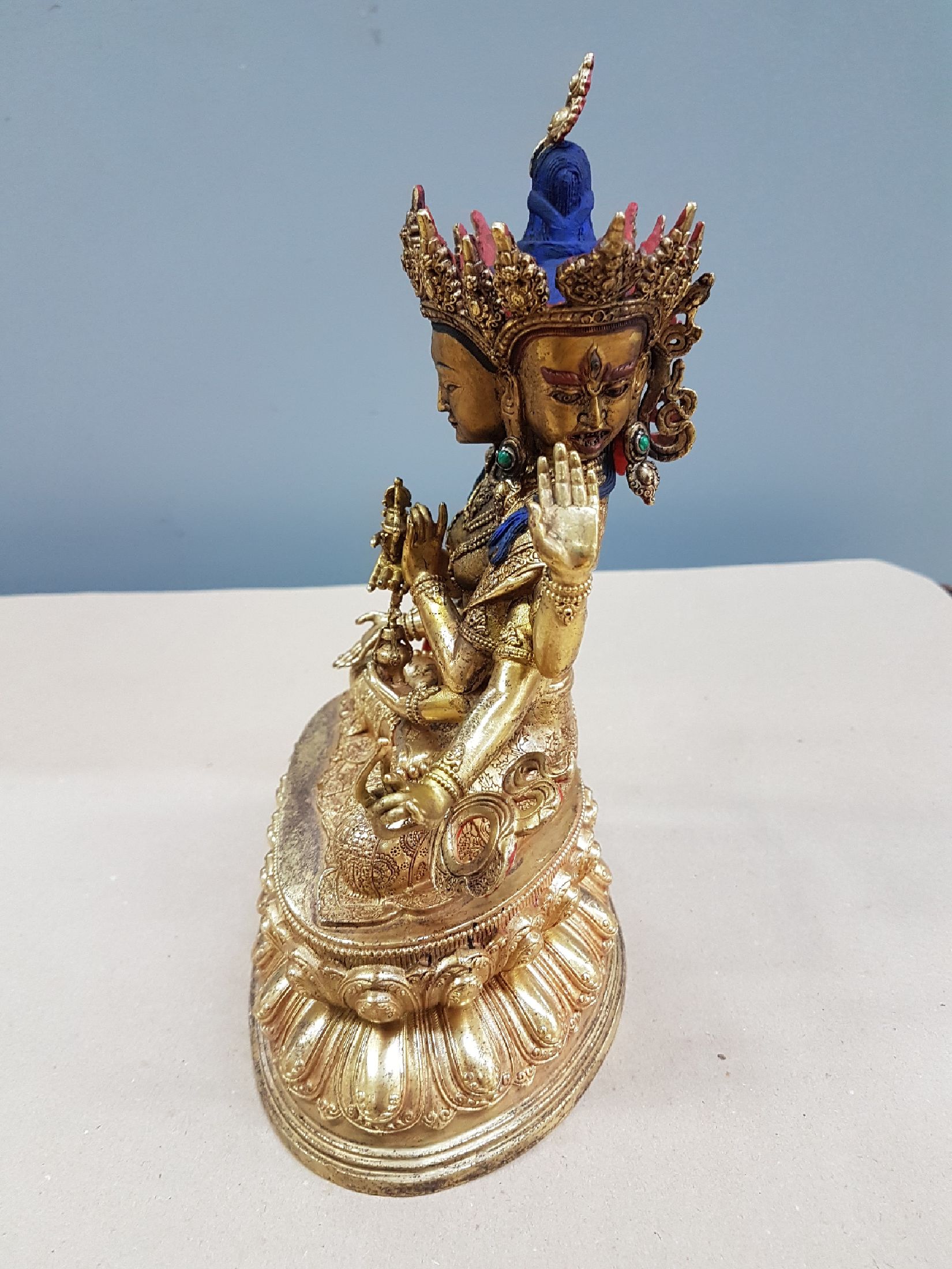 Detail b: Göttin Usnisavijaya Tibet, um 1920, Bronze, sehr feiner Guß, drei Gesichter, acht Arme mit Attributen, mit Kronen, Schmuck und Vergoldung, sehr ...