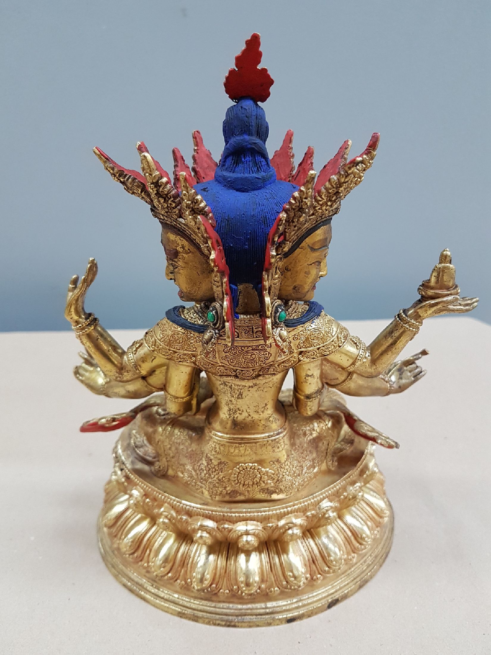Detail c: Göttin Usnisavijaya Tibet, um 1920, Bronze, sehr feiner Guß, drei Gesichter, acht Arme mit Attributen, mit Kronen, Schmuck und Vergoldung, sehr ...