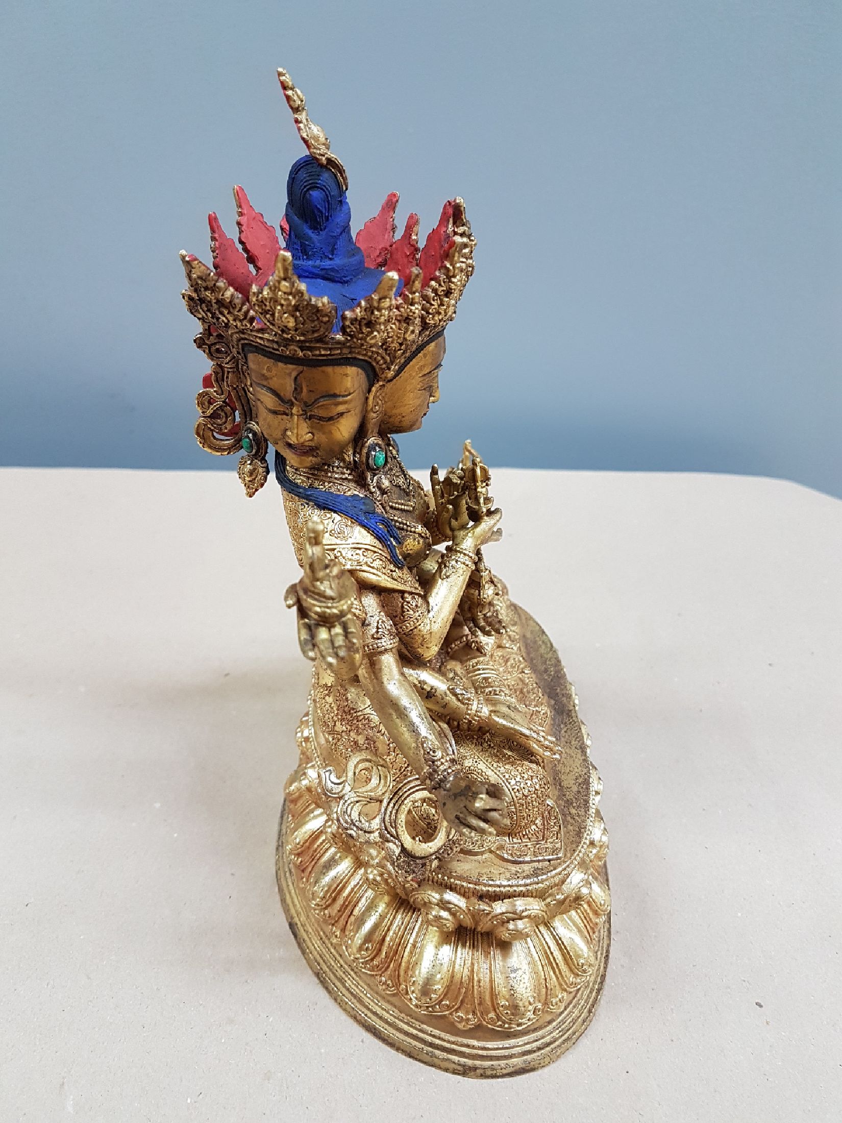 Detail d: Göttin Usnisavijaya Tibet, um 1920, Bronze, sehr feiner Guß, drei Gesichter, acht Arme mit Attributen, mit Kronen, Schmuck und Vergoldung, sehr ...