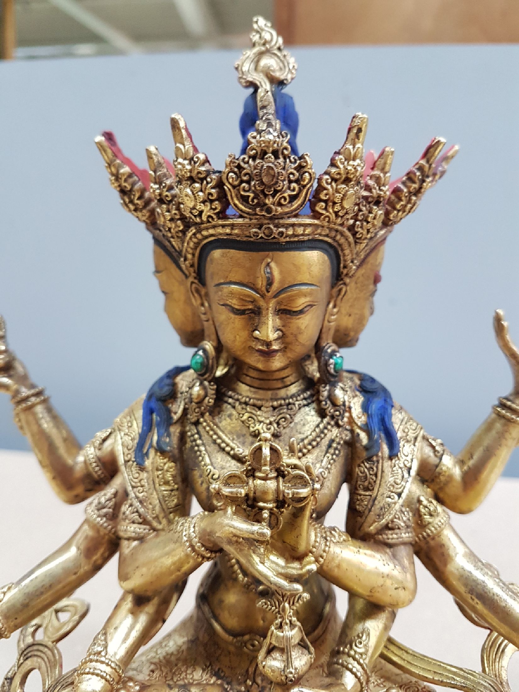 Detail e: Göttin Usnisavijaya Tibet, um 1920, Bronze, sehr feiner Guß, drei Gesichter, acht Arme mit Attributen, mit Kronen, Schmuck und Vergoldung, sehr ...