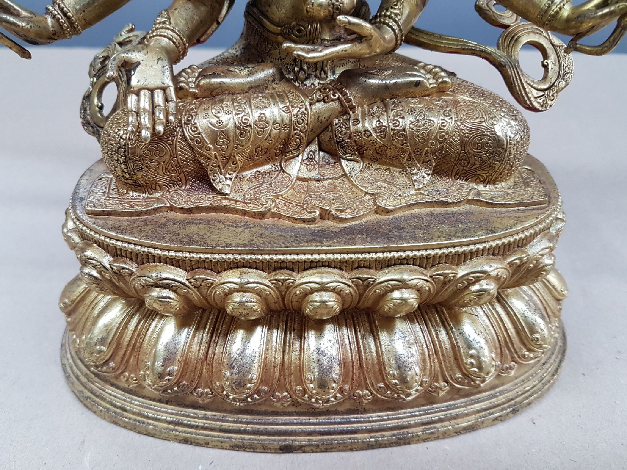 Detail f: Göttin Usnisavijaya Tibet, um 1920, Bronze, sehr feiner Guß, drei Gesichter, acht Arme mit Attributen, mit Kronen, Schmuck und Vergoldung, sehr ...
