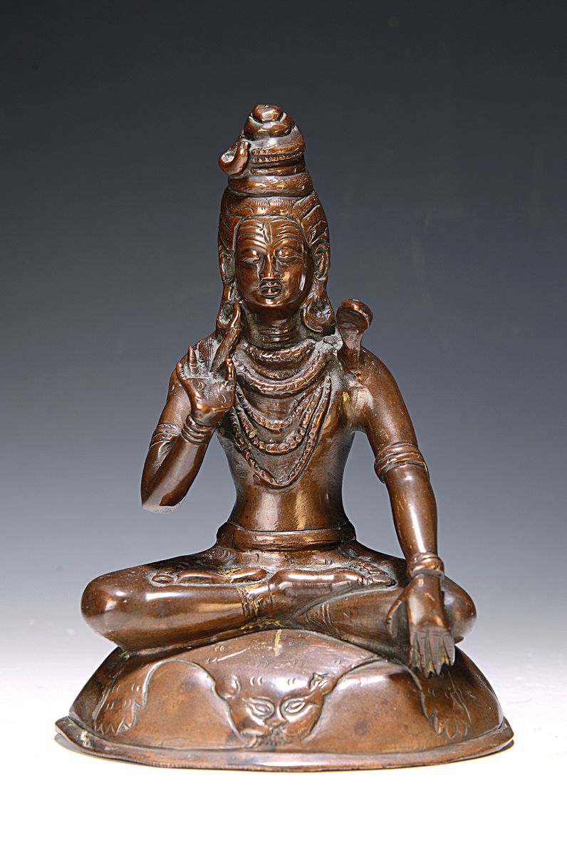 Shiva, wohl Indien, 19. Jh., Bronze, patiniert, mit Schlange um den Hals auf einem Löwenfell sitzend, ca. 21 x 15 x 12 cm, aus deutscher ...