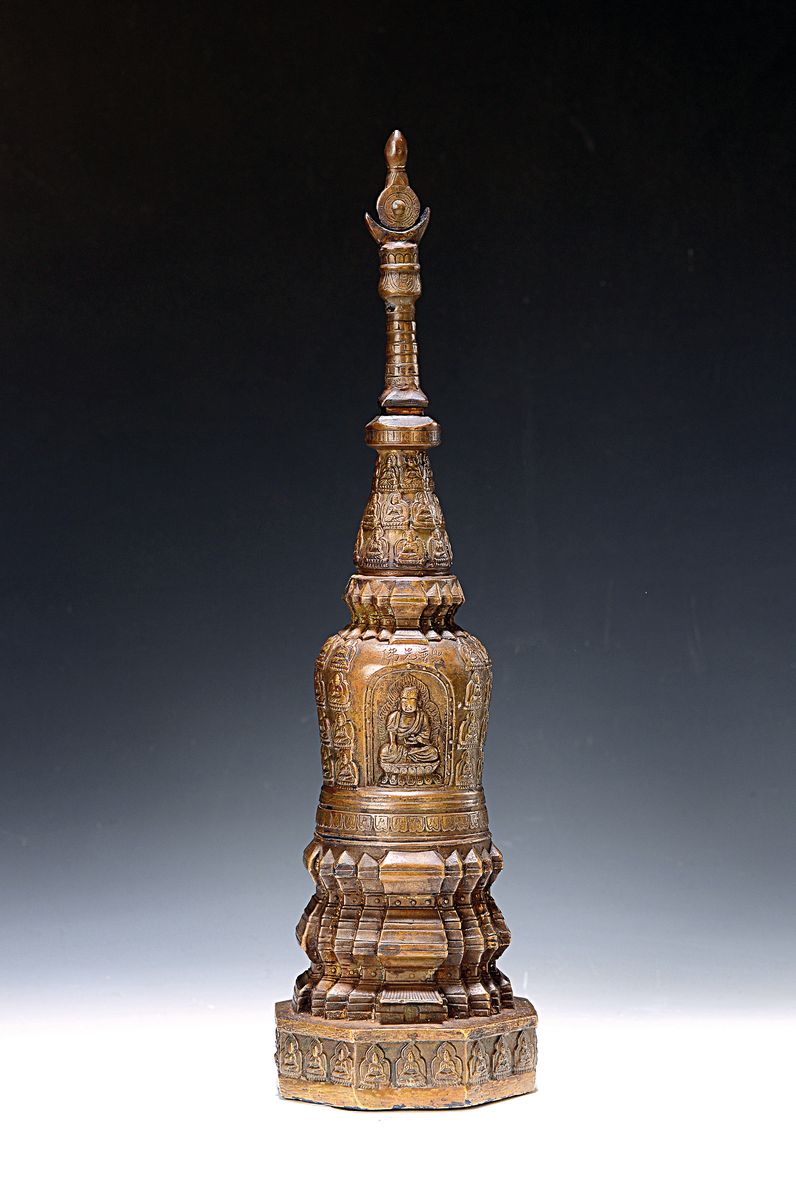 Stupa, Bronze, Tibet, 20. Jh., Sockel mit 24 Buddhadarstellungen reliefiert, auf Glocke weitere Buddhadarstellungen, insgesamt 84 Buddhas, Boden ...