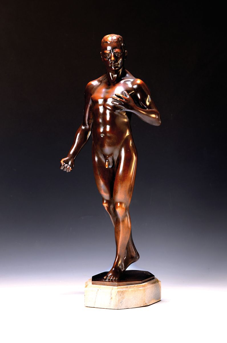 Große Bronzeskulptur von Pal Patzó, 1886 Budapest-1945 Wien, Die Faust der Freiheit, stehender männlicher Akt mit der linken Hand auf der Brust ...