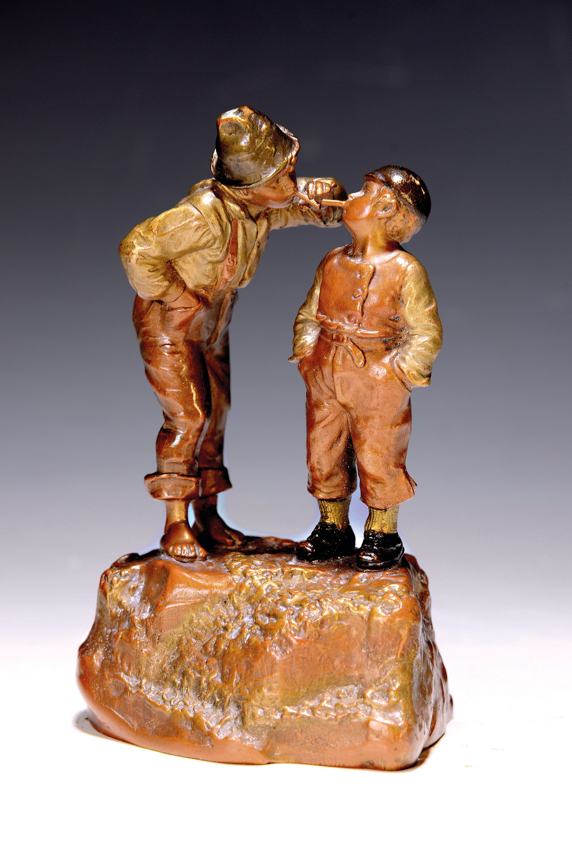 Bronzeskulptur, Österreich, um 1900, Zwei Jungen beim Rauchen, Kaltbemalung in Messing- und Kupferfarben, Höhe ca. 14.5cm