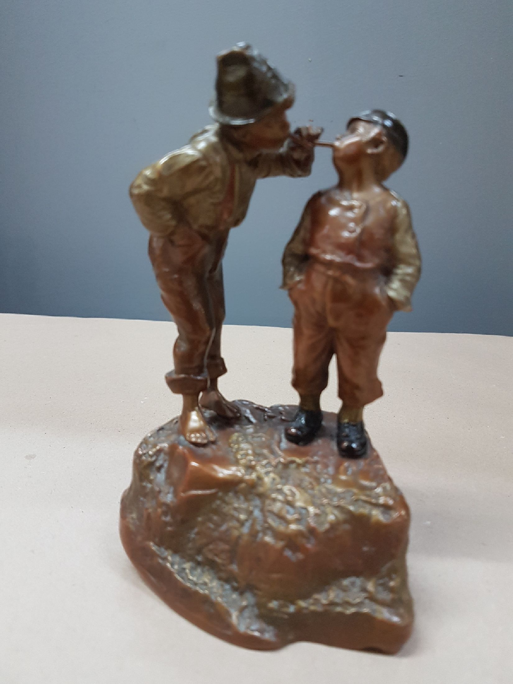 Detail a: Bronzeskulptur, Österreich, um 1900, Zwei Jungen beim Rauchen, Kaltbemalung in Messing- und Kupferfarben, Höhe ca. 14.5cm