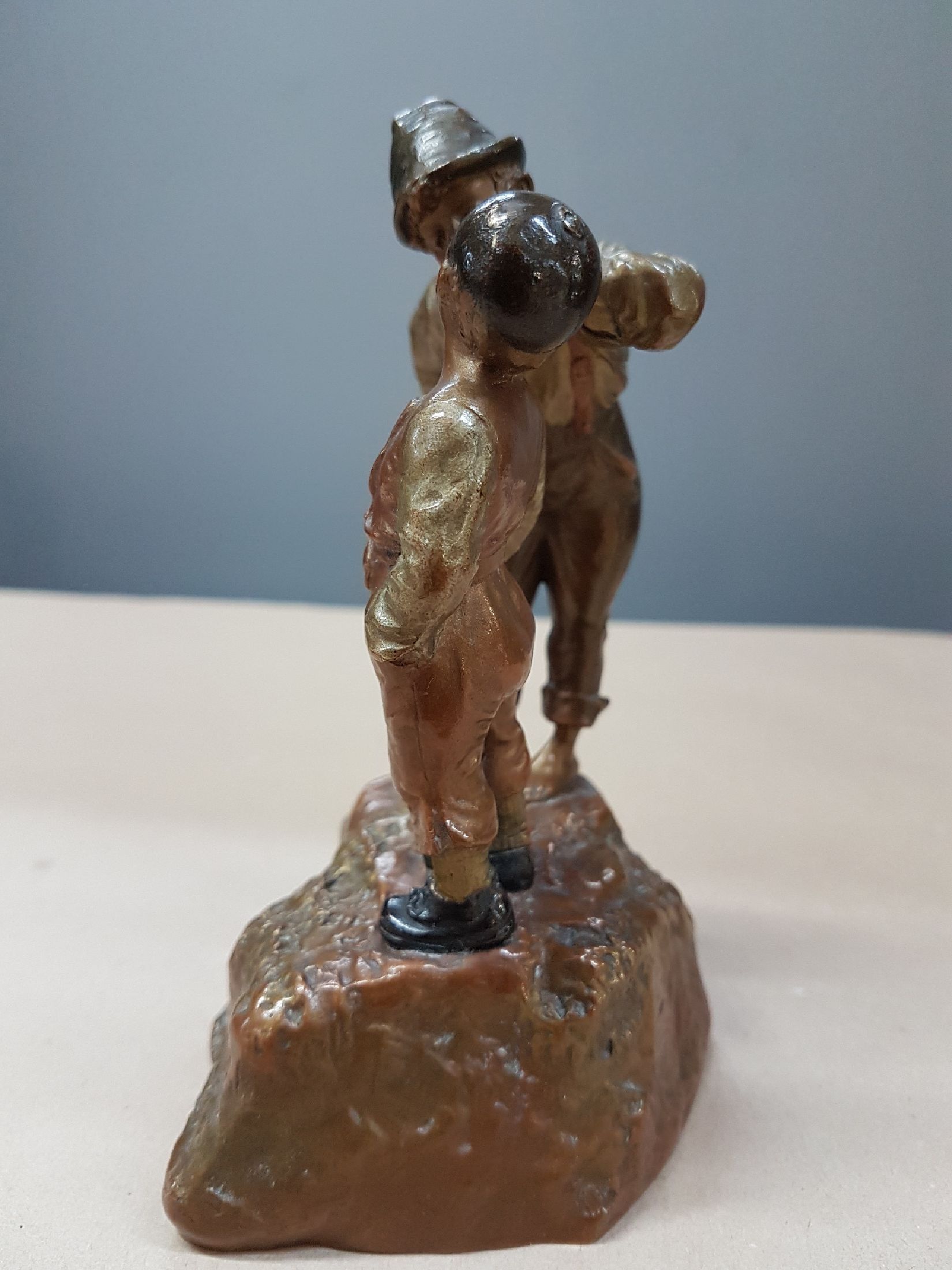 Detail b: Bronzeskulptur, Österreich, um 1900, Zwei Jungen beim Rauchen, Kaltbemalung in Messing- und Kupferfarben, Höhe ca. 14.5cm