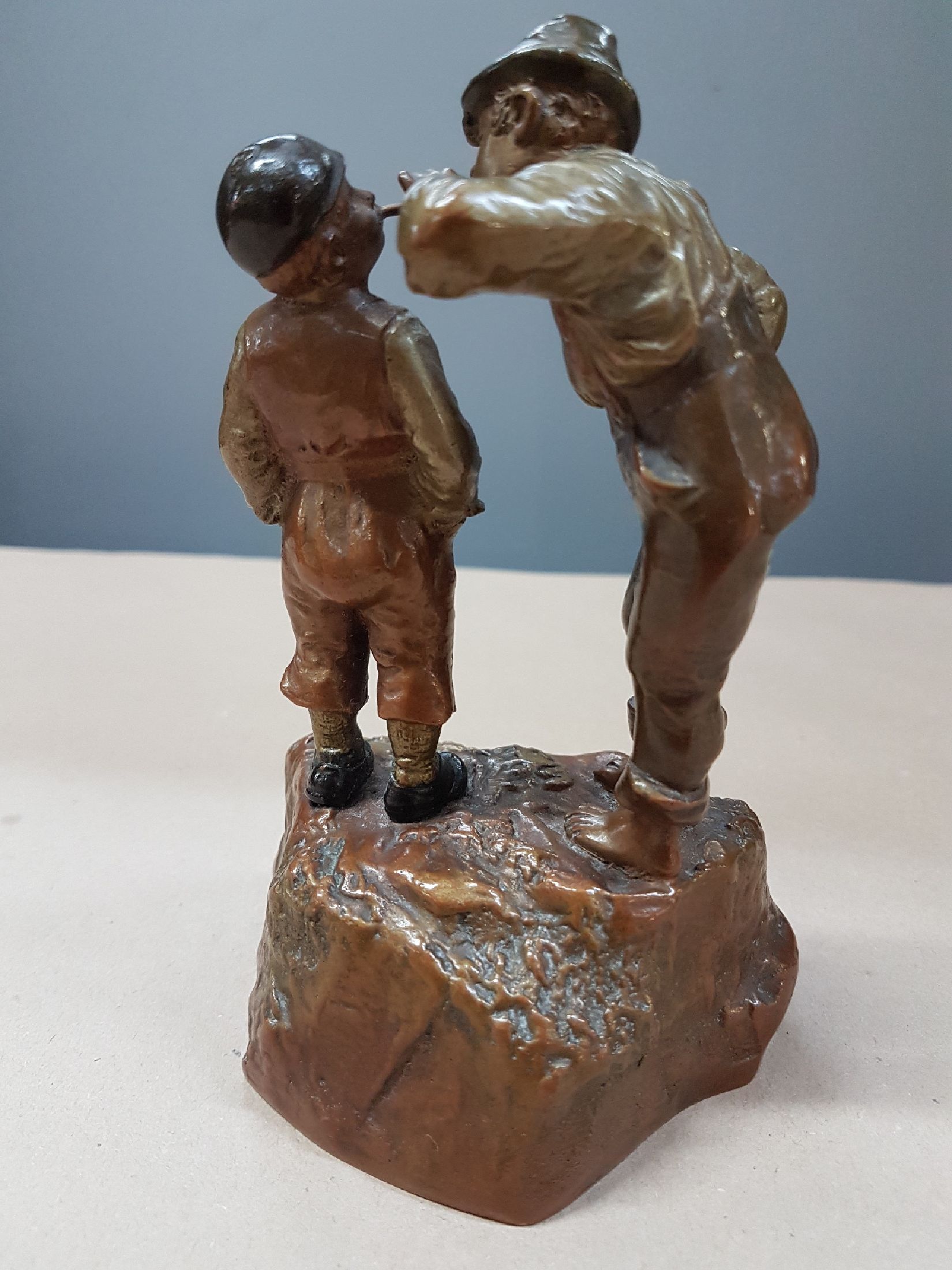 Detail c: Bronzeskulptur, Österreich, um 1900, Zwei Jungen beim Rauchen, Kaltbemalung in Messing- und Kupferfarben, Höhe ca. 14.5cm