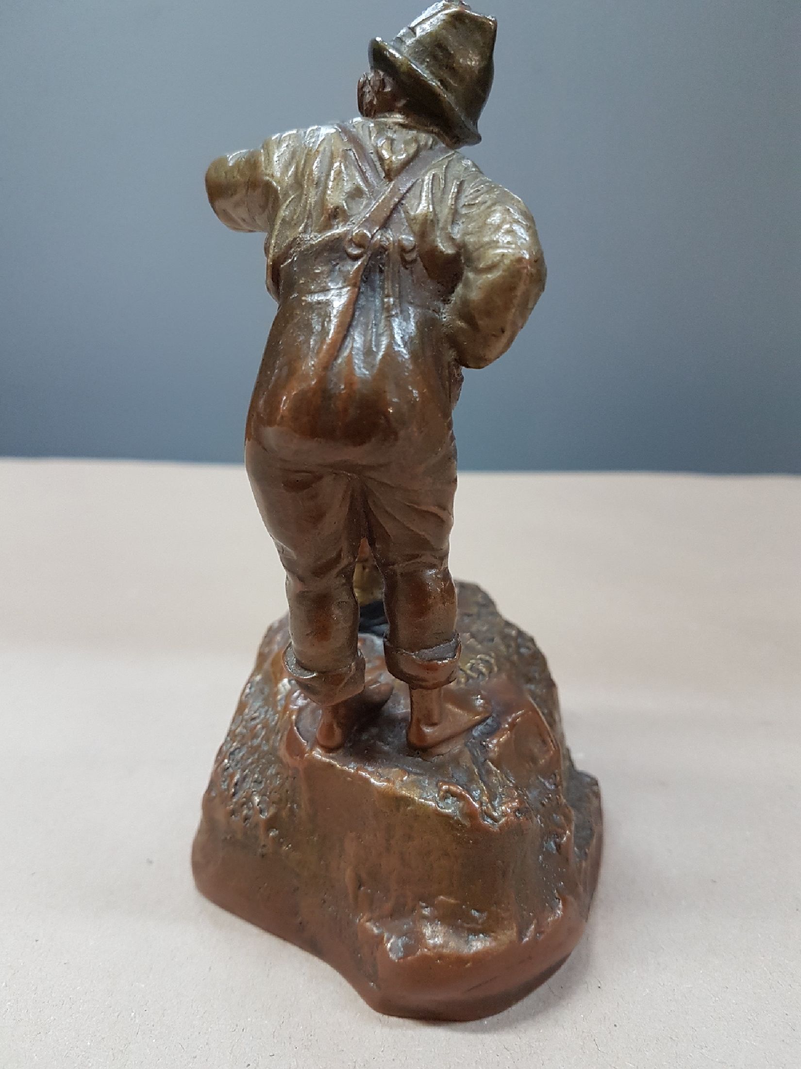 Detail d: Bronzeskulptur, Österreich, um 1900, Zwei Jungen beim Rauchen, Kaltbemalung in Messing- und Kupferfarben, Höhe ca. 14.5cm