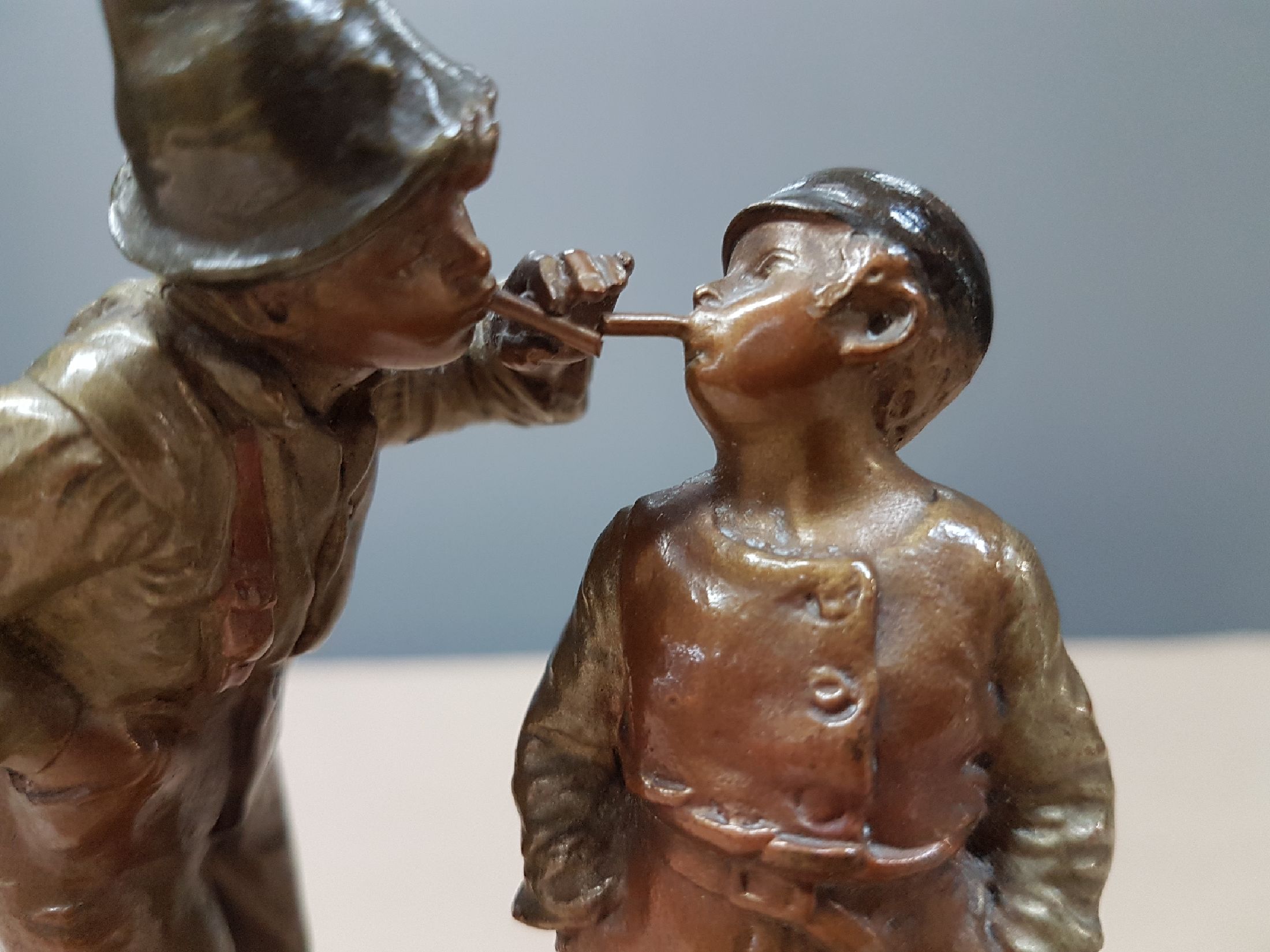 Detail e: Bronzeskulptur, Österreich, um 1900, Zwei Jungen beim Rauchen, Kaltbemalung in Messing- und Kupferfarben, Höhe ca. 14.5cm