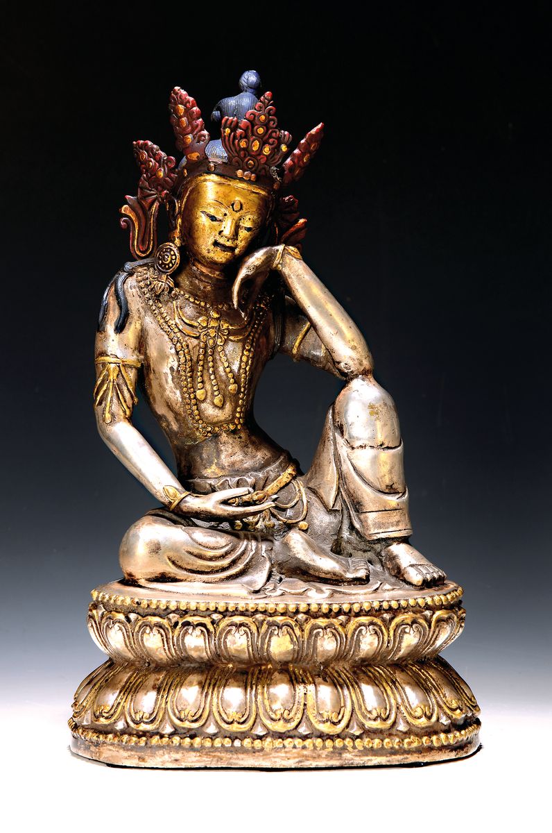 Große sitzende Tara, Tibet, 19. Jh., Bronze versilbert, nach Ming-Vorbild. bemalt, auf doppeltem Lotussockel, feiner Guß, ausdrucksstark, ca. 4590 ...