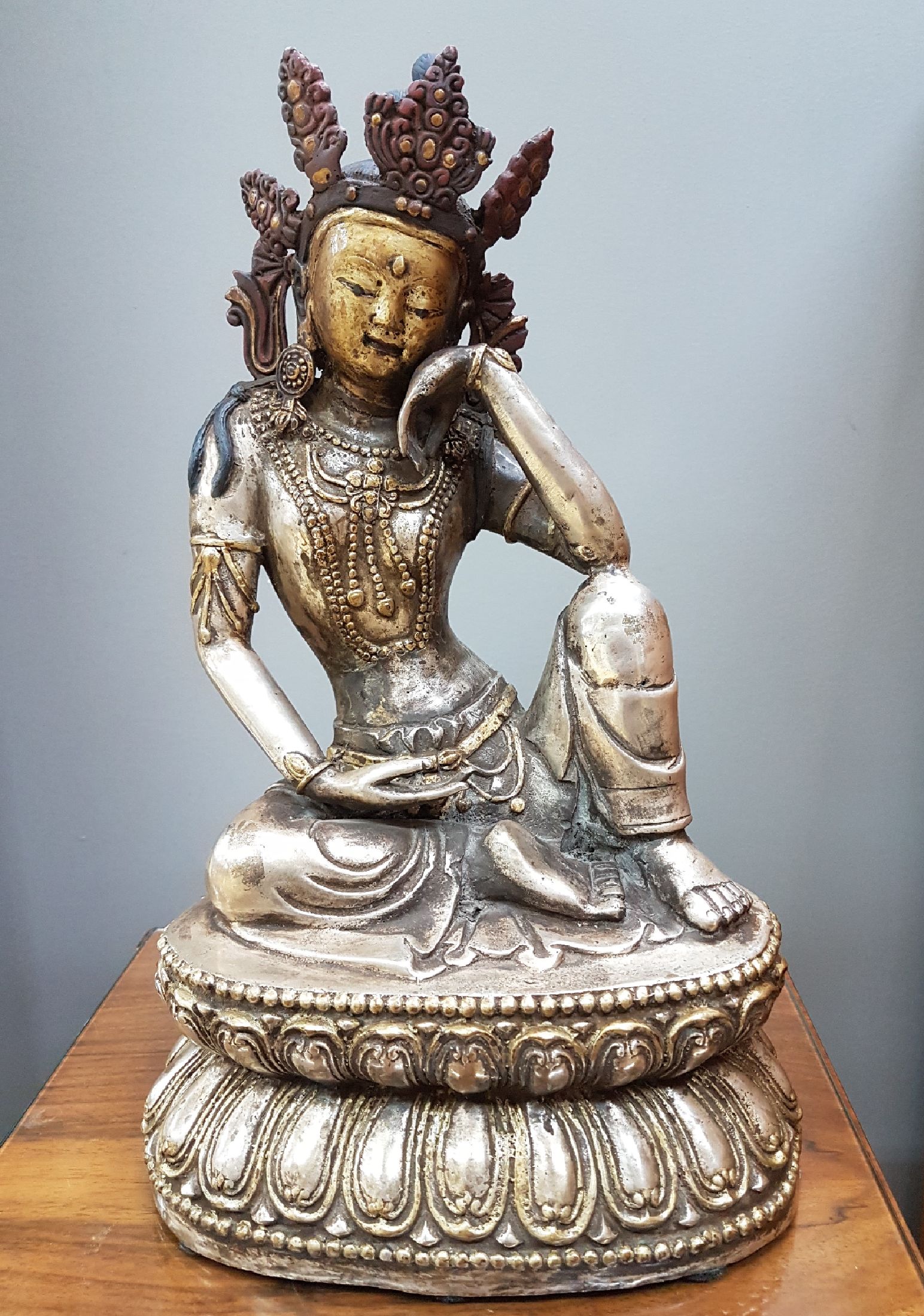 Detail a: Große sitzende Tara, Tibet, 19. Jh., Bronze versilbert, nach Ming-Vorbild. bemalt, auf doppeltem Lotussockel, feiner Guß, ausdrucksstark, ca. 4590 ...