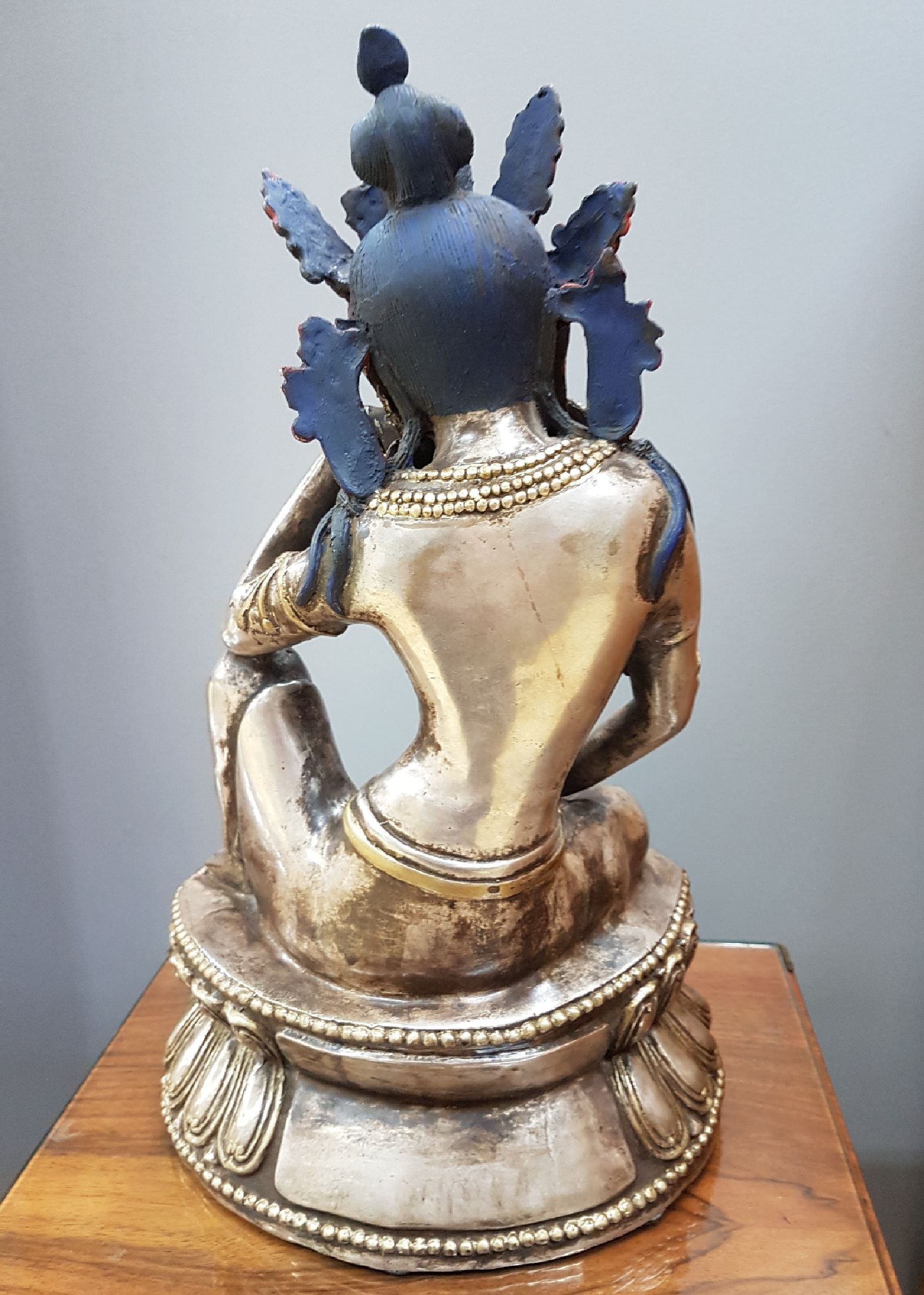 Detail c: Große sitzende Tara, Tibet, 19. Jh., Bronze versilbert, nach Ming-Vorbild. bemalt, auf doppeltem Lotussockel, feiner Guß, ausdrucksstark, ca. 4590 ...