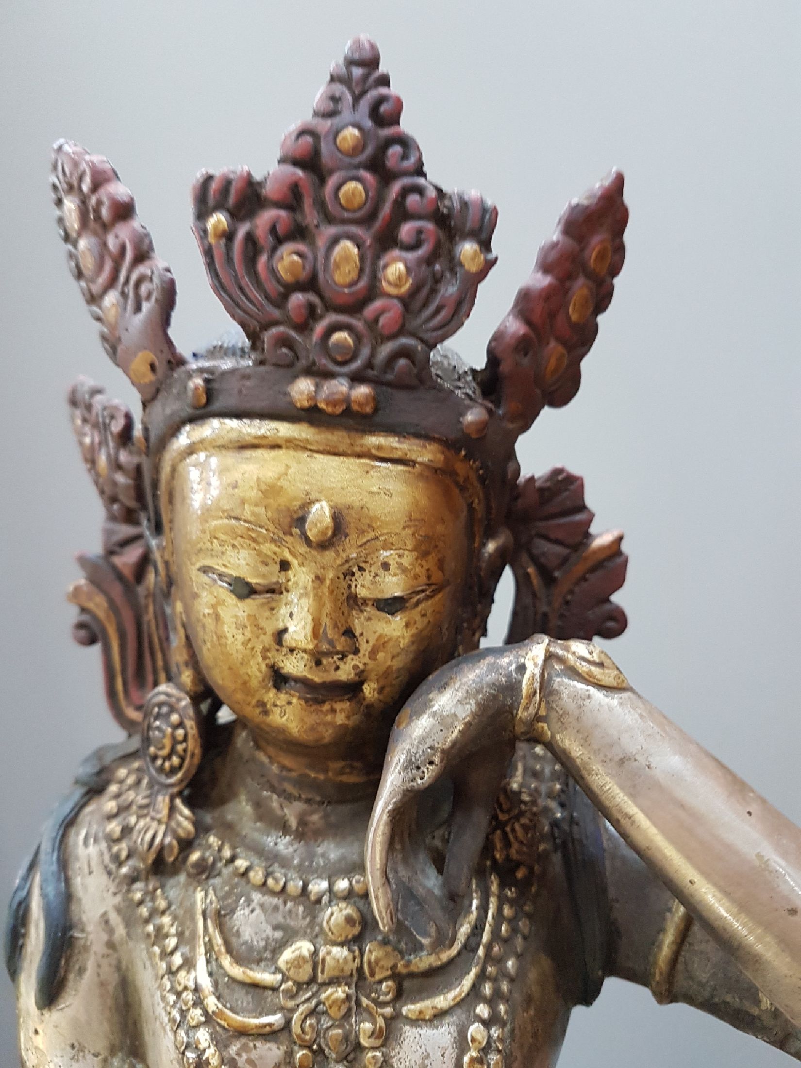 Detail e: Große sitzende Tara, Tibet, 19. Jh., Bronze versilbert, nach Ming-Vorbild. bemalt, auf doppeltem Lotussockel, feiner Guß, ausdrucksstark, ca. 4590 ...
