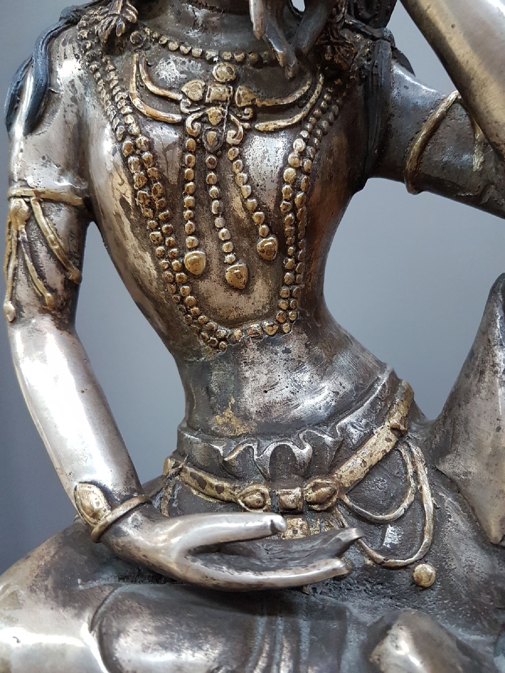Detail f: Große sitzende Tara, Tibet, 19. Jh., Bronze versilbert, nach Ming-Vorbild. bemalt, auf doppeltem Lotussockel, feiner Guß, ausdrucksstark, ca. 4590 ...