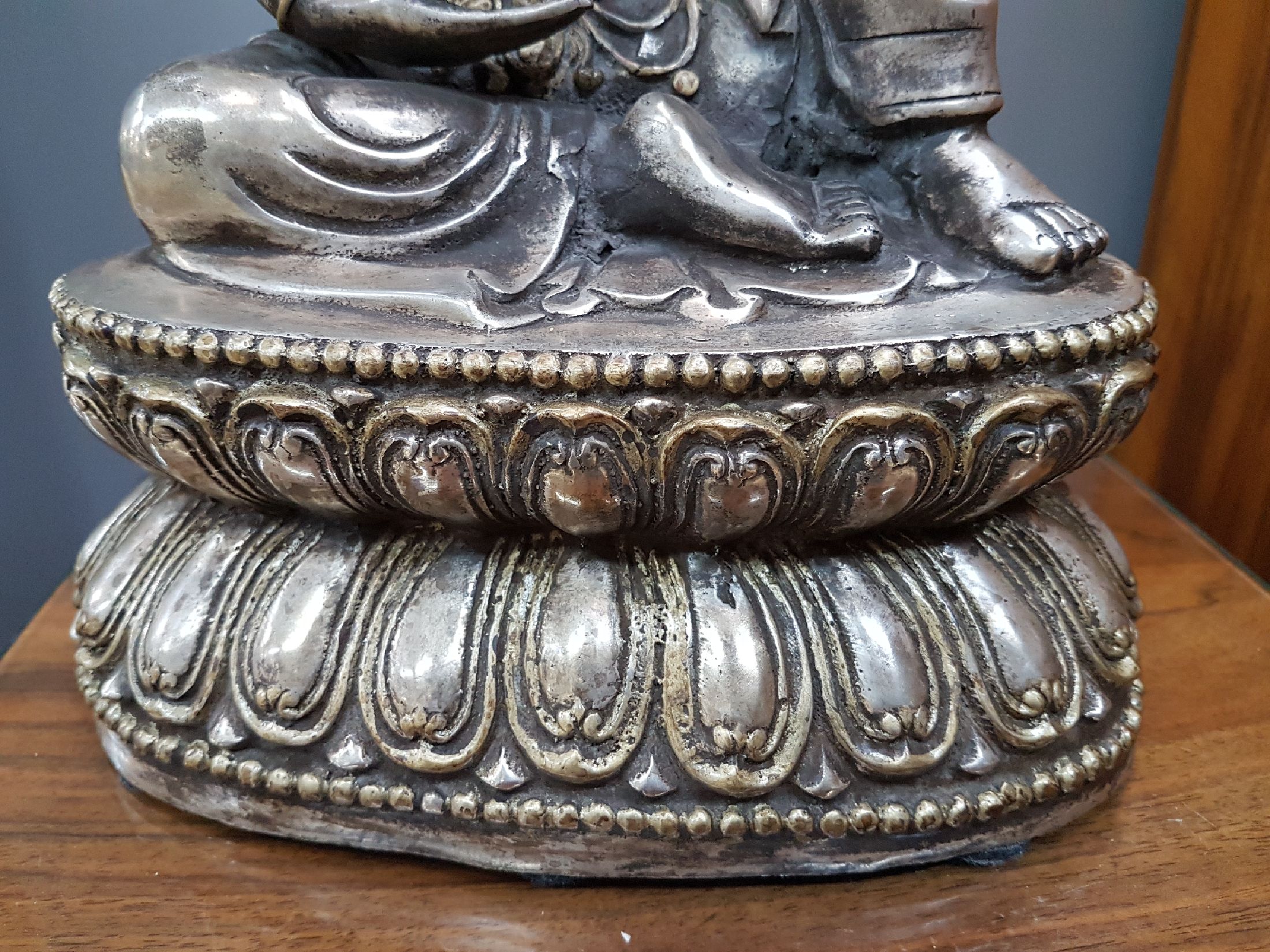 Detail g: Große sitzende Tara, Tibet, 19. Jh., Bronze versilbert, nach Ming-Vorbild. bemalt, auf doppeltem Lotussockel, feiner Guß, ausdrucksstark, ca. 4590 ...
